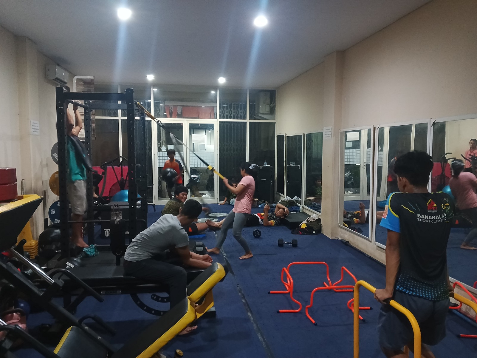 TALENTA LOKAL: Atlet FPTI Bangkalan melakukan latihan fisik untuk persiapan kejurprov panjat tebing di kantor KONI Bangkalan, Senin (17/3). (FPTI UNTUK JPRM)