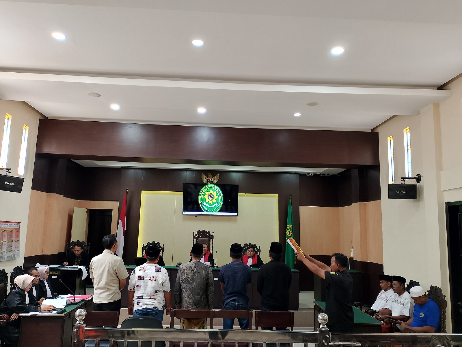DISUMPAH: Lima saksi kasus pembunuhan Jimmy Sugito memberikan keterangan di persidangan PN Sampang Kamis (20/3). (UBAIDILLAHIR RAIE/JPRM)