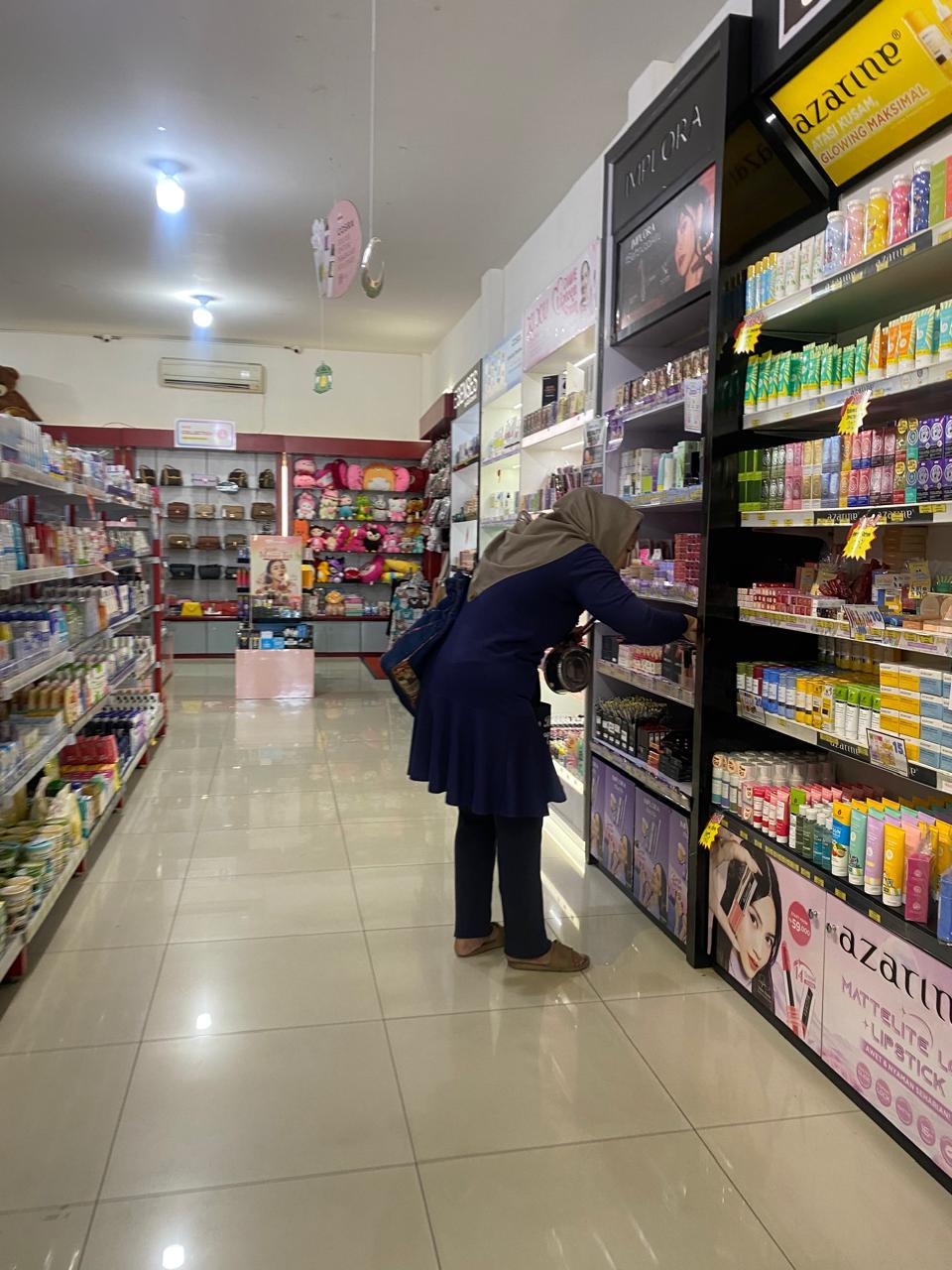 Lapak Unique Kosmetik di Kota Malang, Jawa Timur.