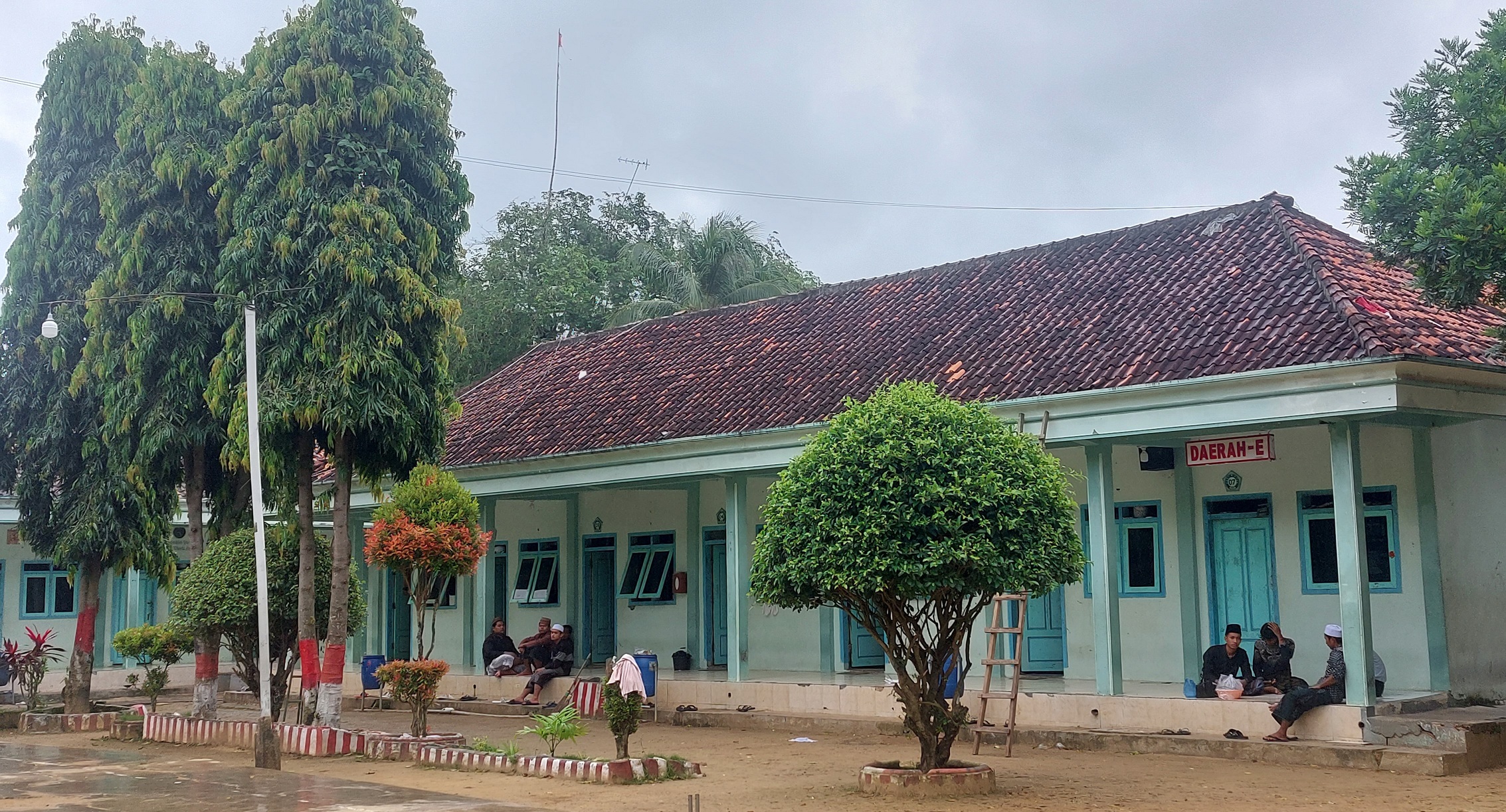 CERAH: Sejumlah santri bersantai di depan asrama Pondok Pesantren Miftahul Ulum Karang Durin di Desa Tlambah, Kecamatan Karang Penang, Sabtu (15/3). (JUNAIDI PONDIYANTO/JPRM)