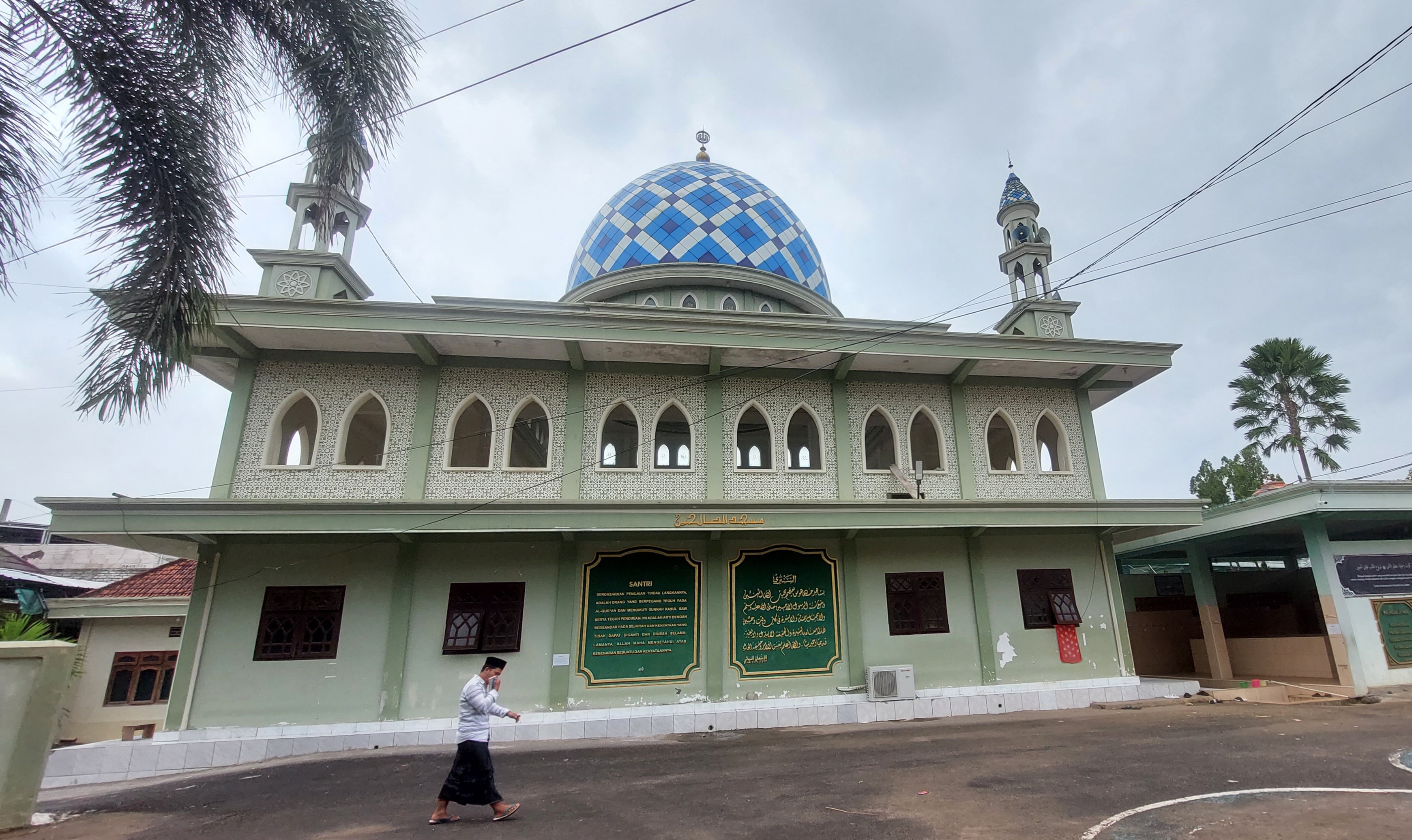 MEGAH: Santri berjalan kaki di sekitar masjid pesantren di Pondok Pesantren Miftahul Ulum Karang Durin di Desa Tlambah, Kecamatan Karang Penang, Sampang, Sabtu (15/3). (JUNAIDI PONDIYANTO/JPRM)