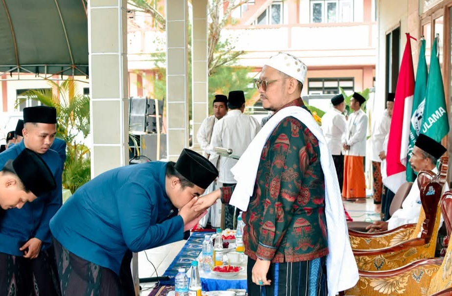 BERHARAP BERKAH: Santri sowan kepada Pengasuh Ponpes Miftahul Ulum Karang Durin KH Ahmad Fauzan Zaini, M.H. (pakai serban) beberapa waktu lalu. (PESANTREN KARANG DURIN UNTUK JPRM)