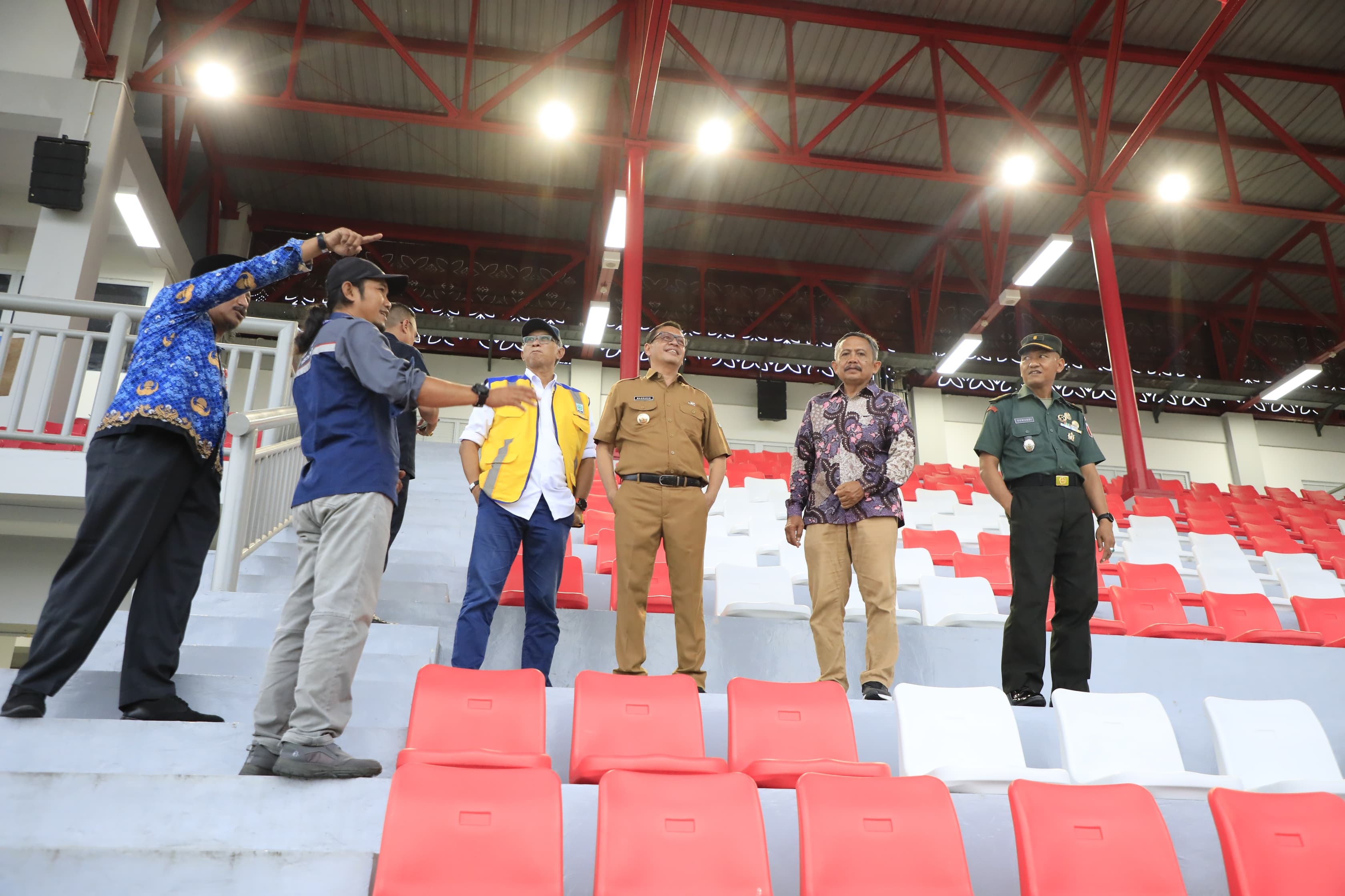 STANDAR FIFA: Pj Bupati Pamekasan Masrukin (tiga dari kanan) meninjau SGMRP Pamekasan, Selasa (18/3). (PROKOPIM PAMEKASAN UNTUK JPRM)