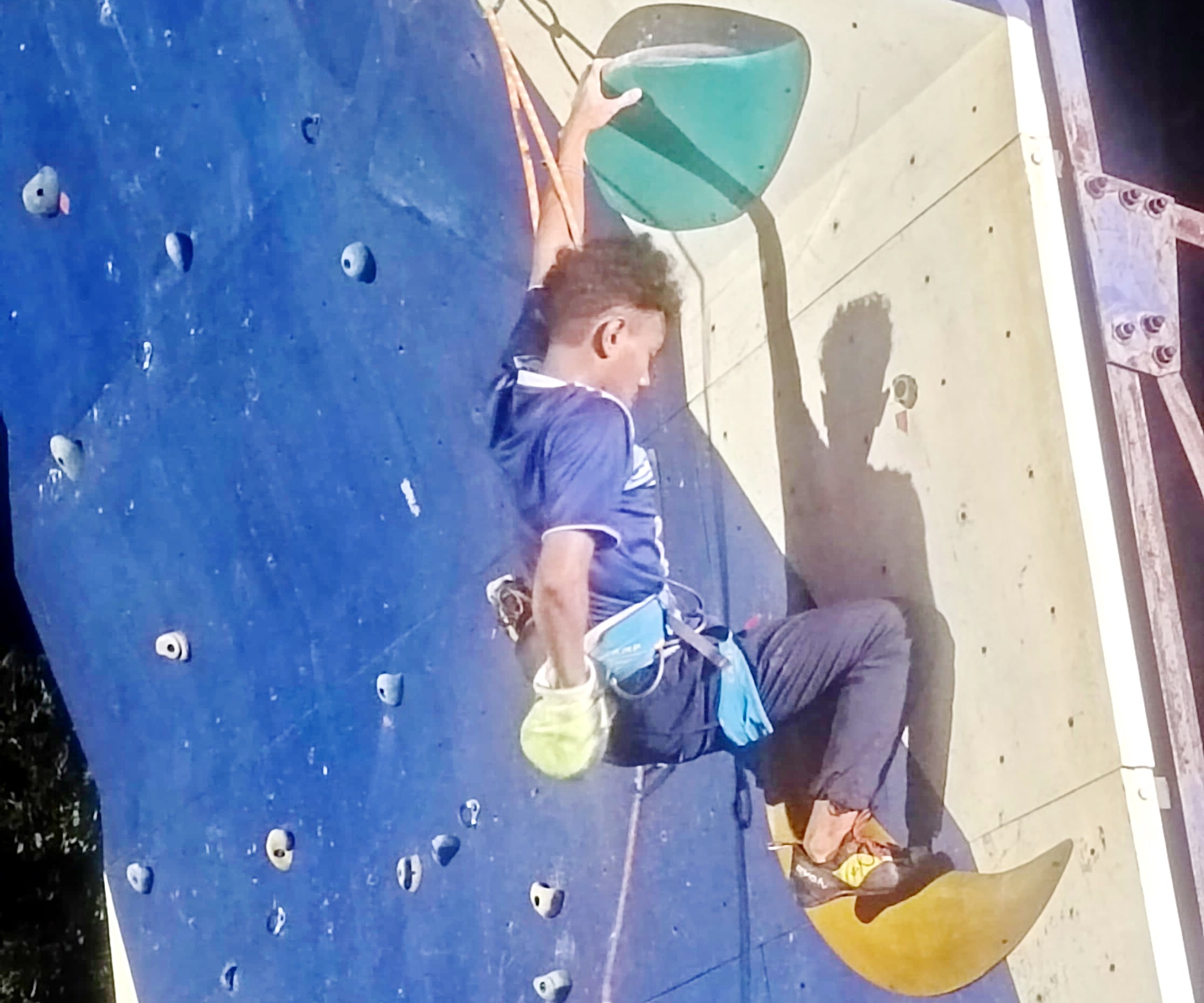 TUNGGU REKOMENDASI KONI: Atlet FPTI Sampang Fernando Herfiansyah berlatih lead climbing di Sampang Sport Center (SSC), Selasa (17/3). (FPTI UNTUK JPRM)