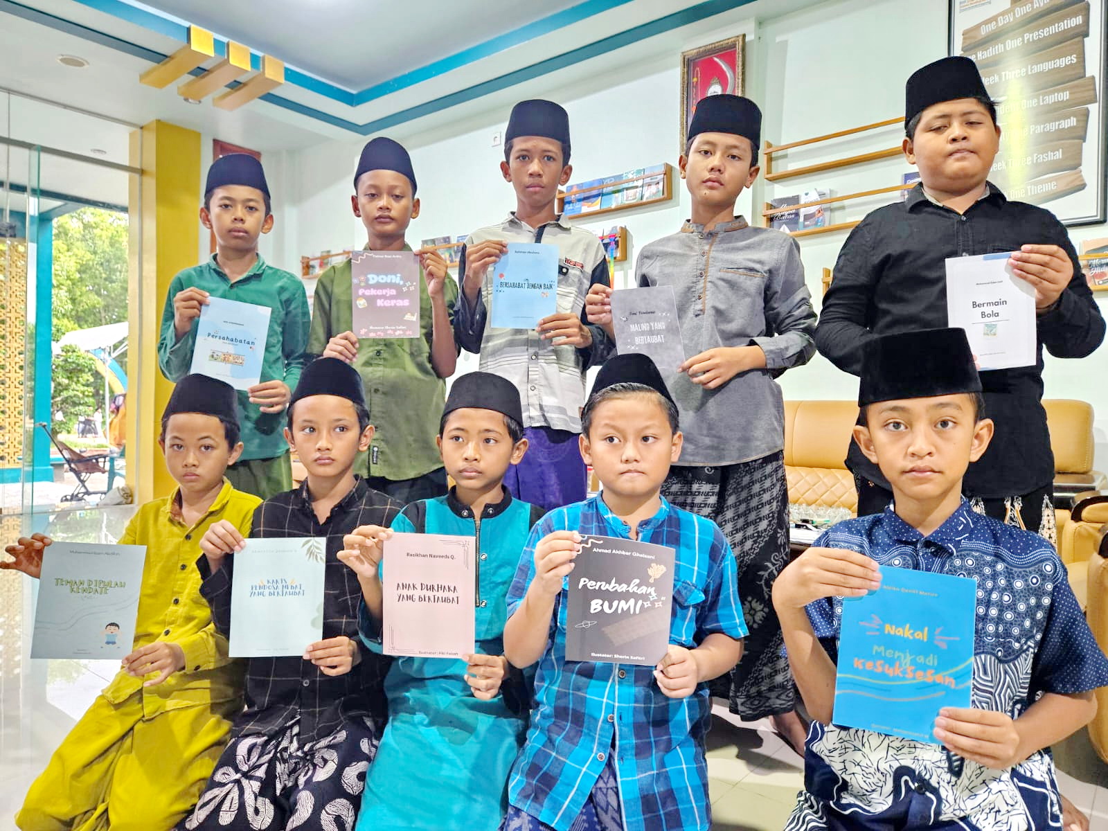 SEMANGAT: Peserta Ramadan Camp menunjukkan karya tulis siswa IBS PKMKK Pamekasan, Sabtu (22/3). (IBS PKMKK PAMEKASAN UNTUK JPRM)