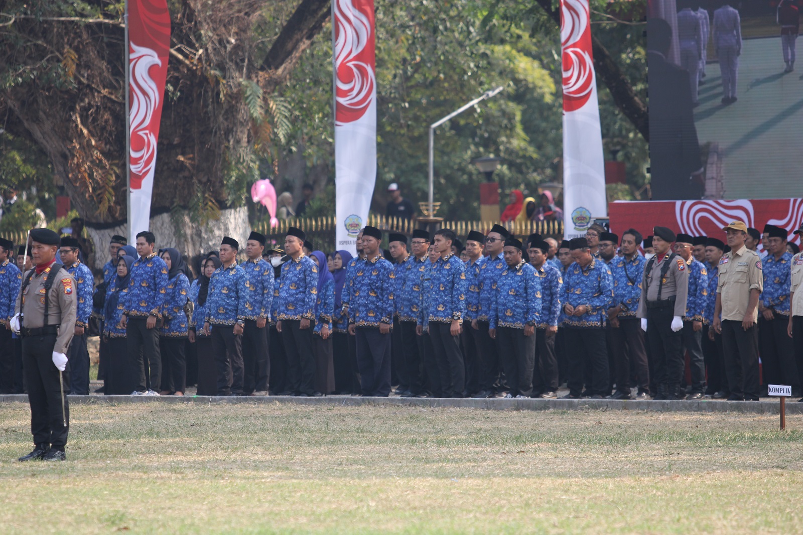 THR BELUM CAIR: ASN di lingkungan Pemkab Bangkalan mengikuti upacara HUT Kemerdekaan RI Ke-79 di lapangan Alun-alun Bangkalan, Sabtu (17/8/2024). (VIVIN AGUSTIN HARTONO/JPRM)