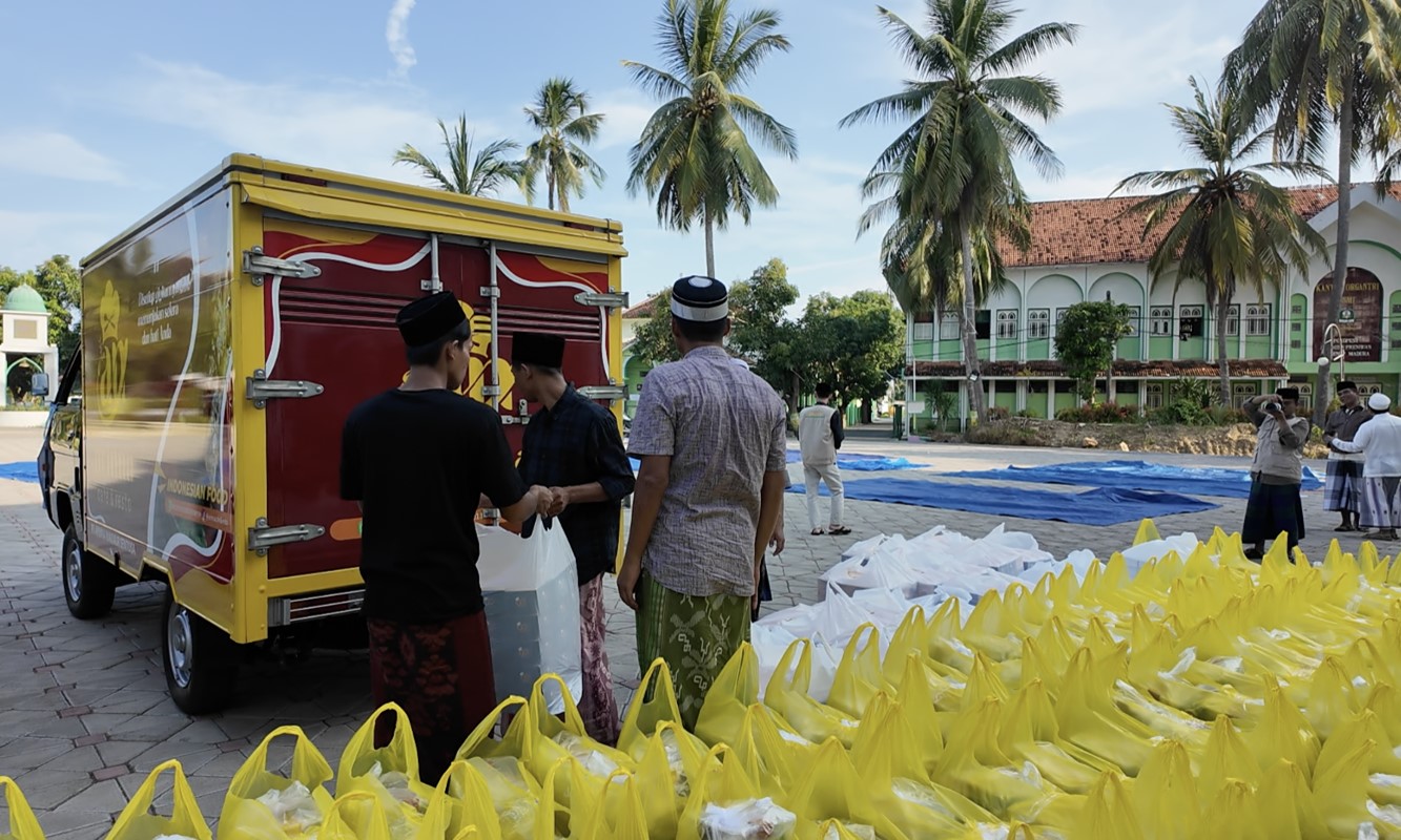 SIAP DIBAGIKAN: PT Arinna Makmur Sentosa saat membagikan takjil Ramadan gratis di Pondok Pesantren Al-Amien Putra, Kecamatan Pragaan, Rabu (5/3).