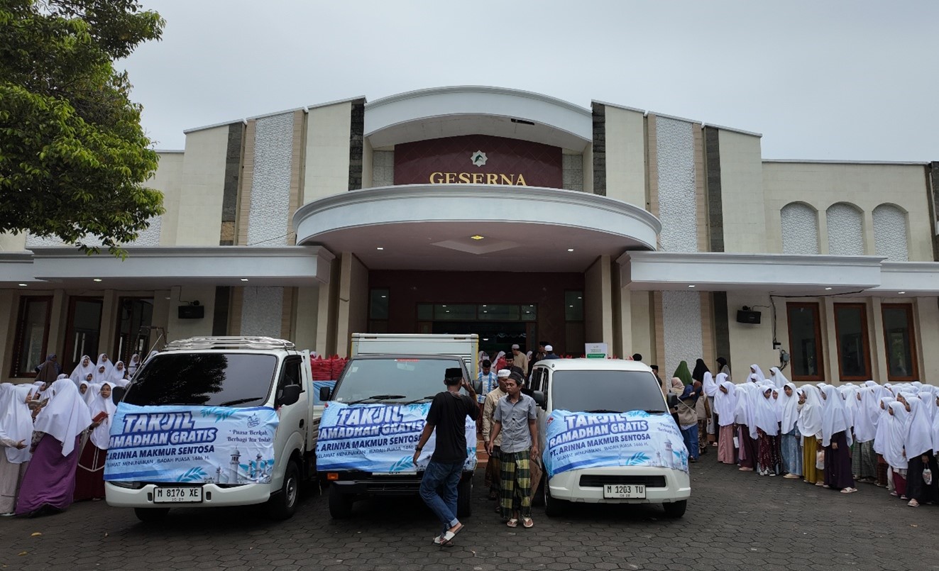 ANTUSIAS: Sejumlah santri Pondok Pesantren Al-Amien Putra, Kecamatan Pragaan, menyambut program berbagi takjil Ramadan gratis dari PT Arinna Makmur Sentosa, Minggu (9/3).