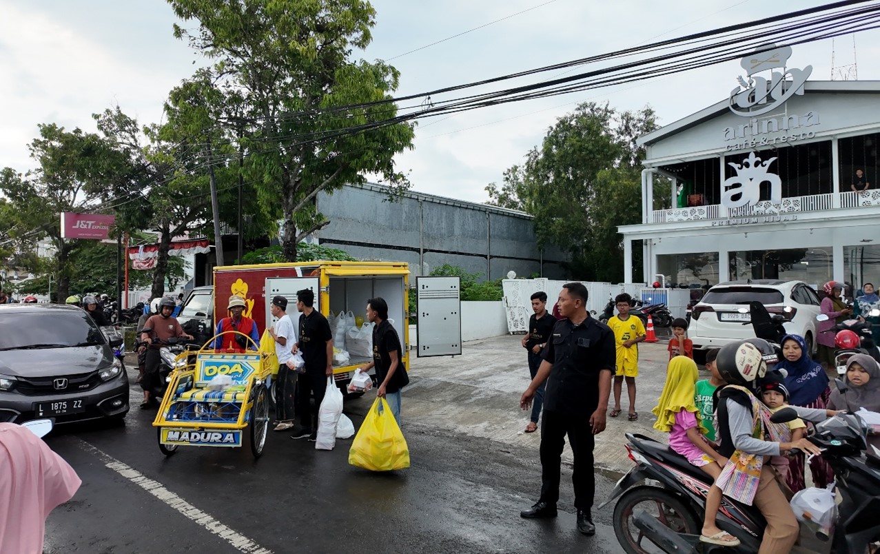 BERBAGI: PT Arinna Makmur Sentosa memberikan takjil Ramadan gratis kepada pengendara yang melintas di depan Arinna Caf&eacute; & Resto, Jalan dr Cipto, Desa Kolor, Kecamatan Kota Sumenep, Kamis (13/3).