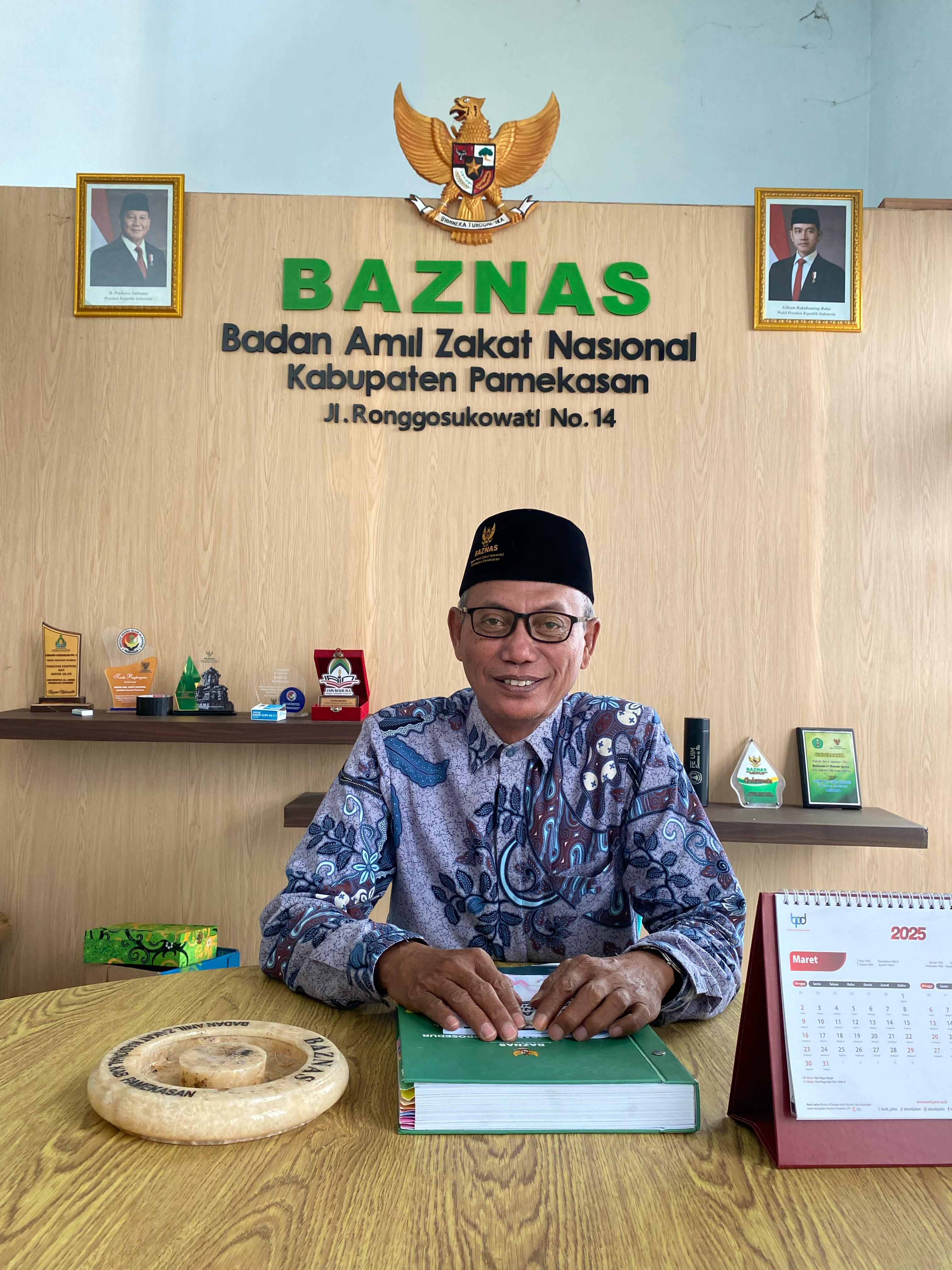 PENGUMPULAN: Waka 1 Bidang Pengumpulan Bazanas Pamekasan Abd. Rahman Abbas saat ditemui di kantornya, Jumat (21/3). (BAZNAS UNTUK JPRM)