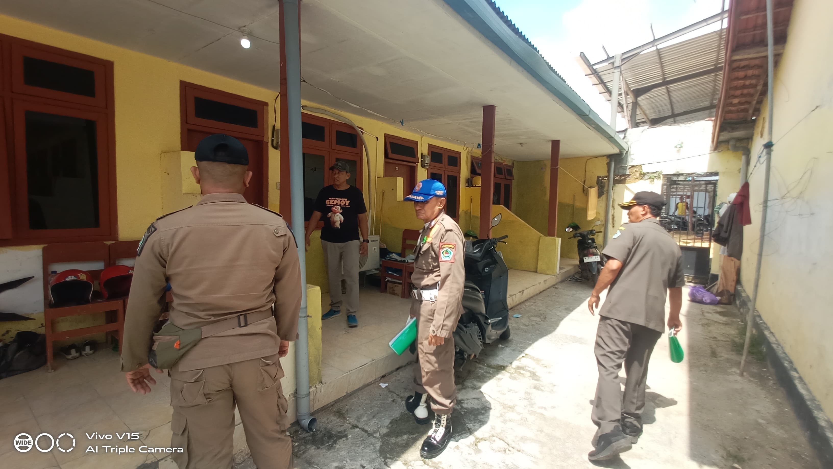 PENEGAKAN: Tim Satpol PP Pamekasan saat melakukan razia di Jalan Jokotole beberapa waktu lalu. (SATPOL PP UNTUK JPRM)