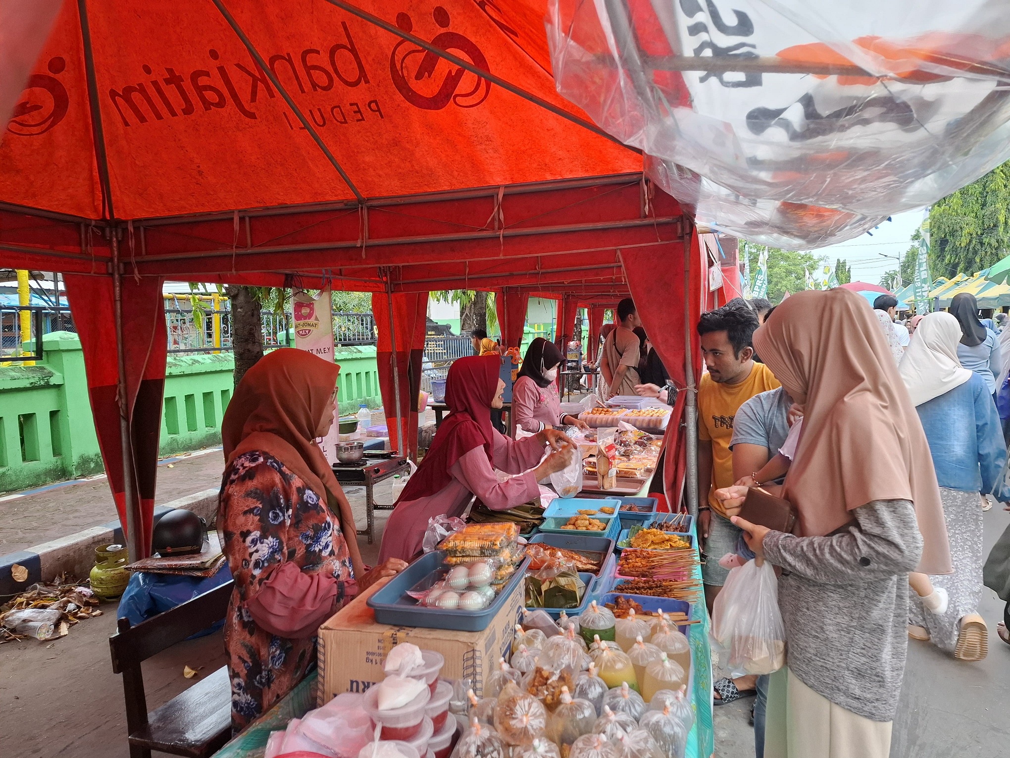 LENGKAP: Sejumlah warga sedang berburu jajanan di bazar takjil yang berlokasi di Jalan dr Soetomo, Kelurahan Pajagalan, Kecamatan Kota Sumenep, kemarin. (MOH. IQBAL/JPRM)
