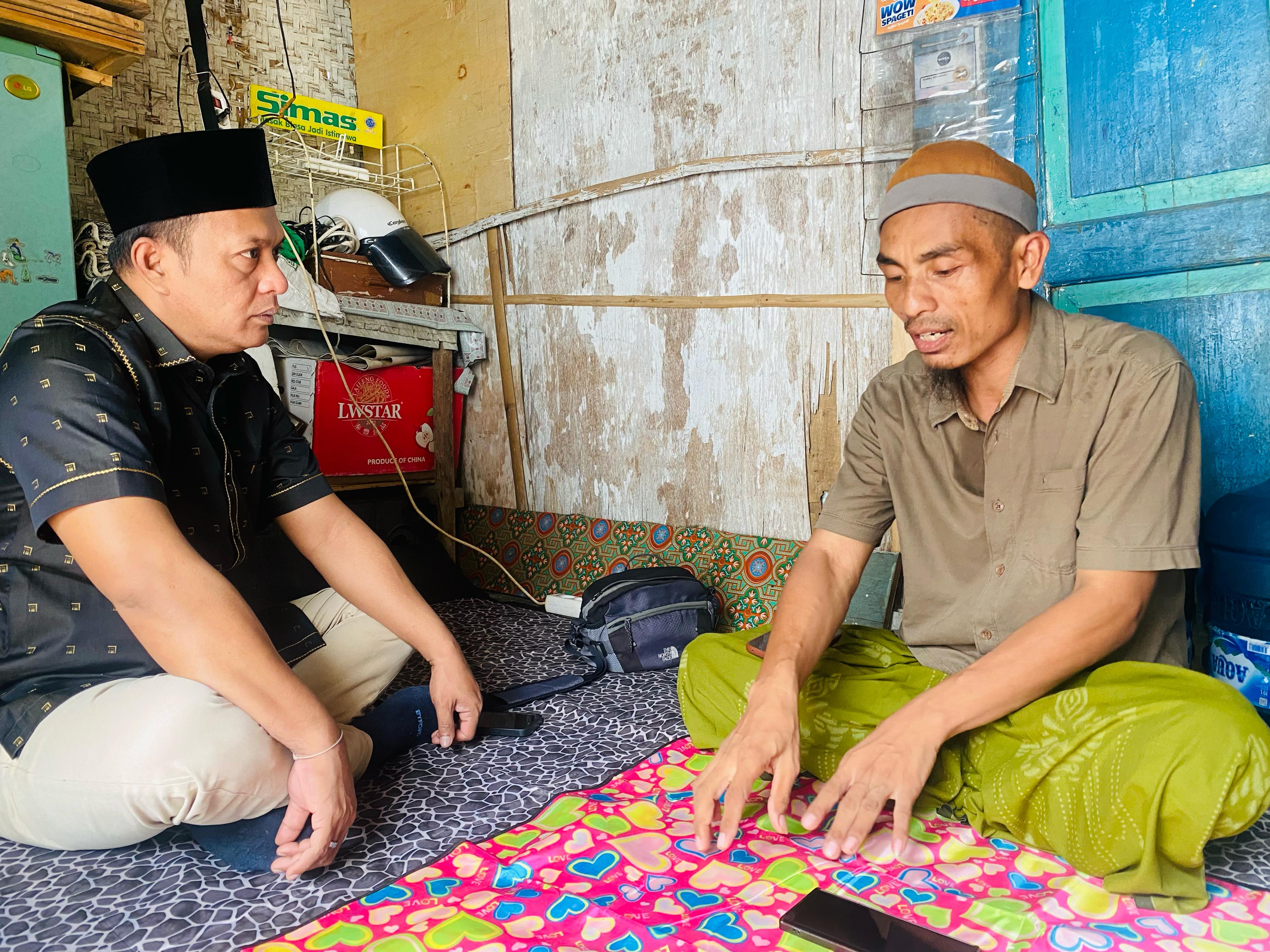 BERKUNJUNG: Wabup Pamekasan Sukriyanto menjenguk Kaderi di rumahnya yang terletak di Kelurahan Kolpajung, Kecamatan Pamekasan, Sabtu (22/3). (MOH. IQBAL AFGANI/JPRM)