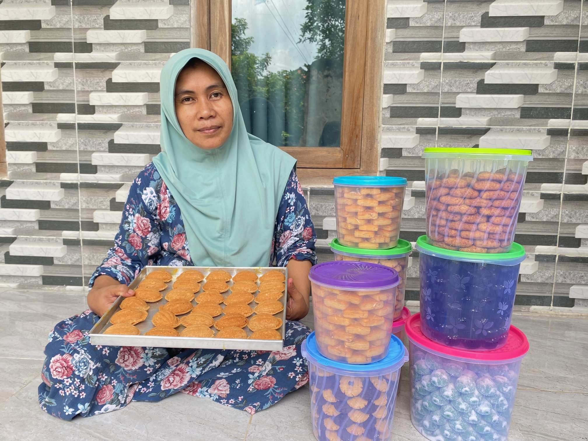 GURIH: Laila Rosidah menunjukkan olahan kuenya di Dusun Gunung Malang Tiga, Desa Kartagenah Laok, Kecamatan Kadur, Pamekasan, kemarin. (AYU LATIFAH/JPRM)