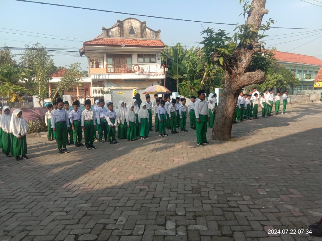 DISIPLIN: Siswa MI Thoriqul Muhtadin mengikuti upacara sebelum melaksanakan kegiatan belajar mengajar. (PONPES KERAMAT UNTUK JPRM)
