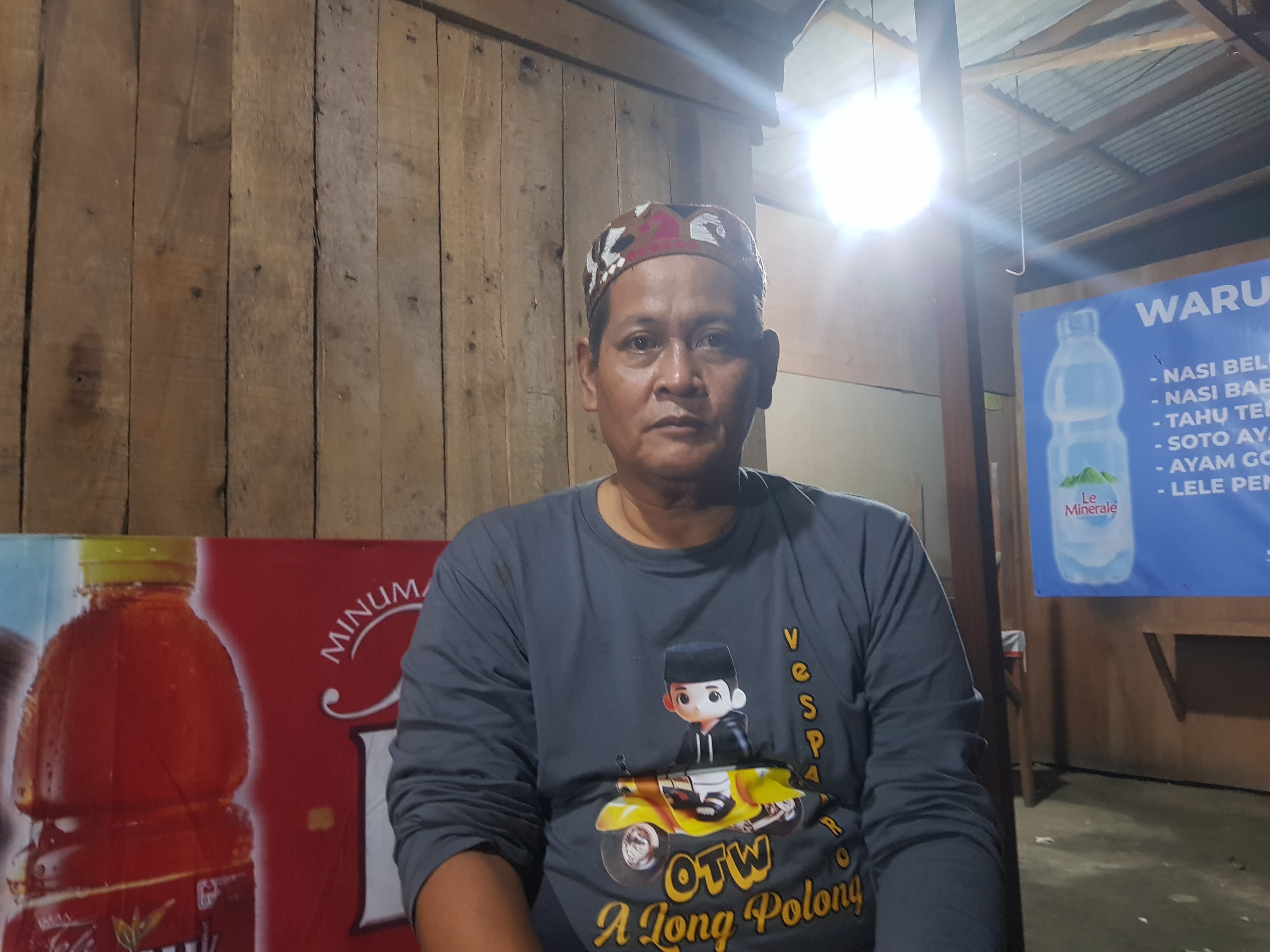 SEDERHANA: Pengasuh Ponpes Keramat KH Hasan Iroqi saat ditemui di kediamannya Jalan Halim Perdanakusuma Bangkalan, Sabtu (15/3). (ZEINAL ABIDIN/JPRM)