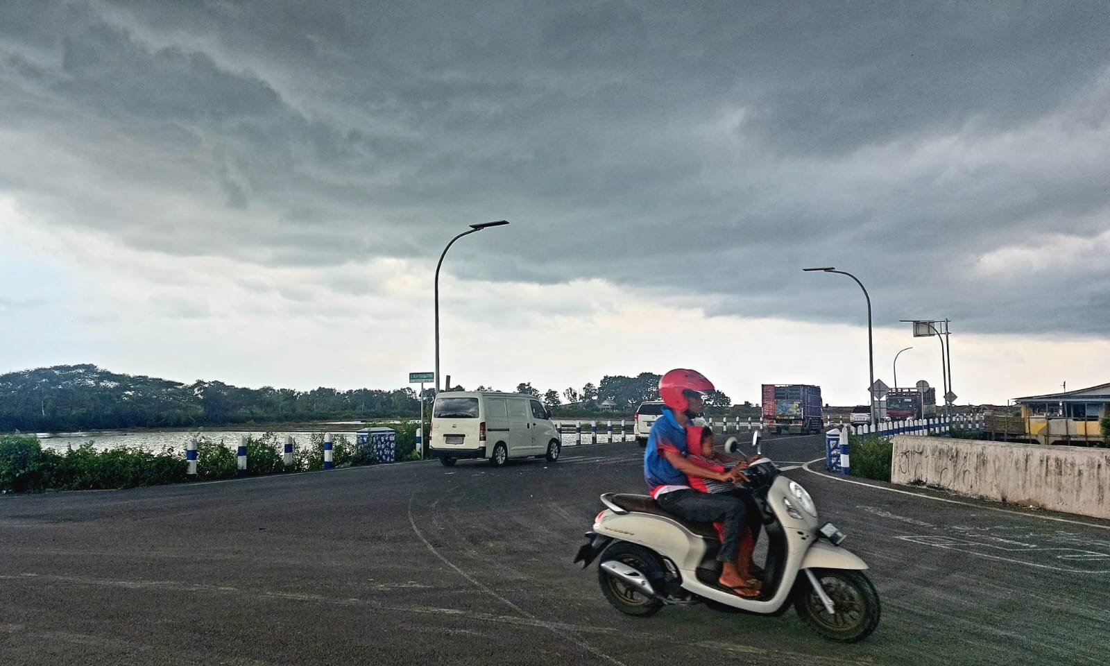 RAMAI LANCAR: Pengendara melintas di simpang tiga yang menghubungkan Jalan Halim Perdanakusuma dengan Jalan Makboel, Kota Sampang, Kamis (27/2). (JUNAIDI PONDIYANTO/JPRM)