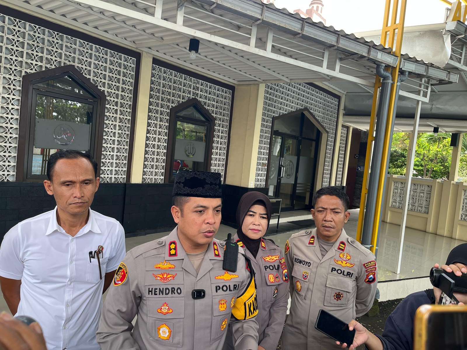 MEMBENARKAN: Kapolres Bangkalan AKBP Hendro Sukmono didampingi Kasatreskrim dan Kasatnarkoba Senin (24/3). (ZEINAL ABIDIN/JPRM)