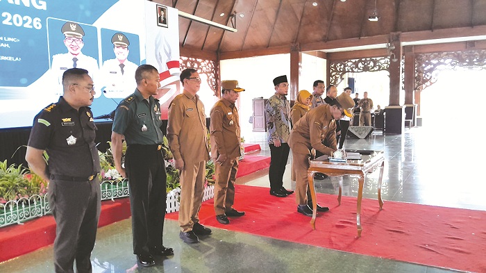 PEMIMPIN BARU: Bupati Pamekasan Kholilurrahman menandatangani nota kesepahaman hasil Musrenbang RKPD 2026 di Pendopo Agung Ronggosukowati Selasa (25/3). (M. KHOLIL RAMLI/JPRM)
