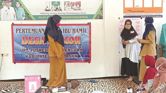 SEMANGAT: UPT Puskesmas Palengaan melakukan pertemuan rutin ibu hamil di Desa Akkor, Selasa (18/2). (DINKES PAMEKASAN UNTUK JPRM)