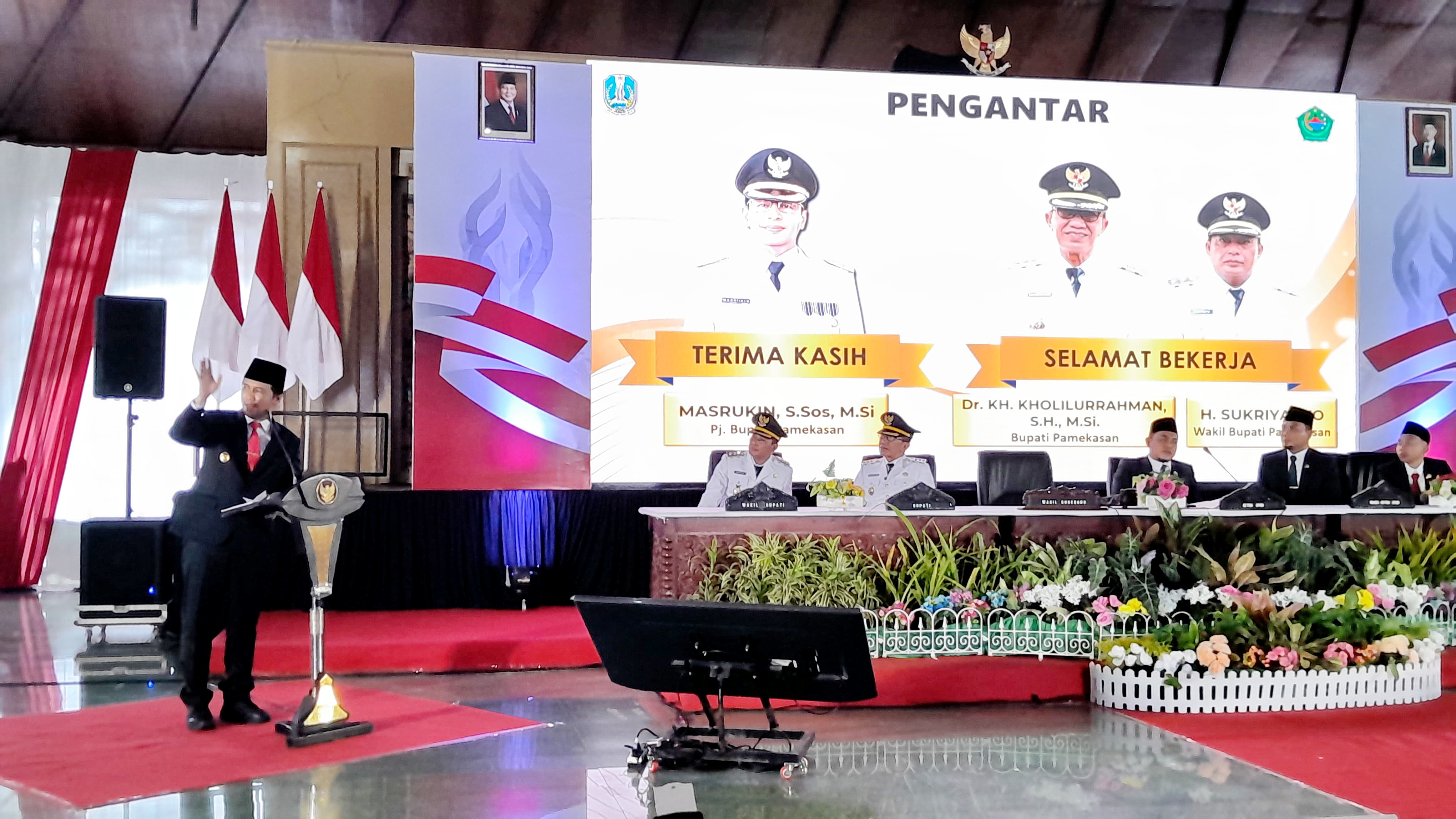 SEMANGAT: Wagub Jatim Emil Elestianto Dardak menyampaikan sambutan saat sertijab dan rapat paripurna penyampaian visi-misi bupati dan Wabup Pamekasan, Kholil dan Sukri, di Pendopo Agung Ronggosukowati