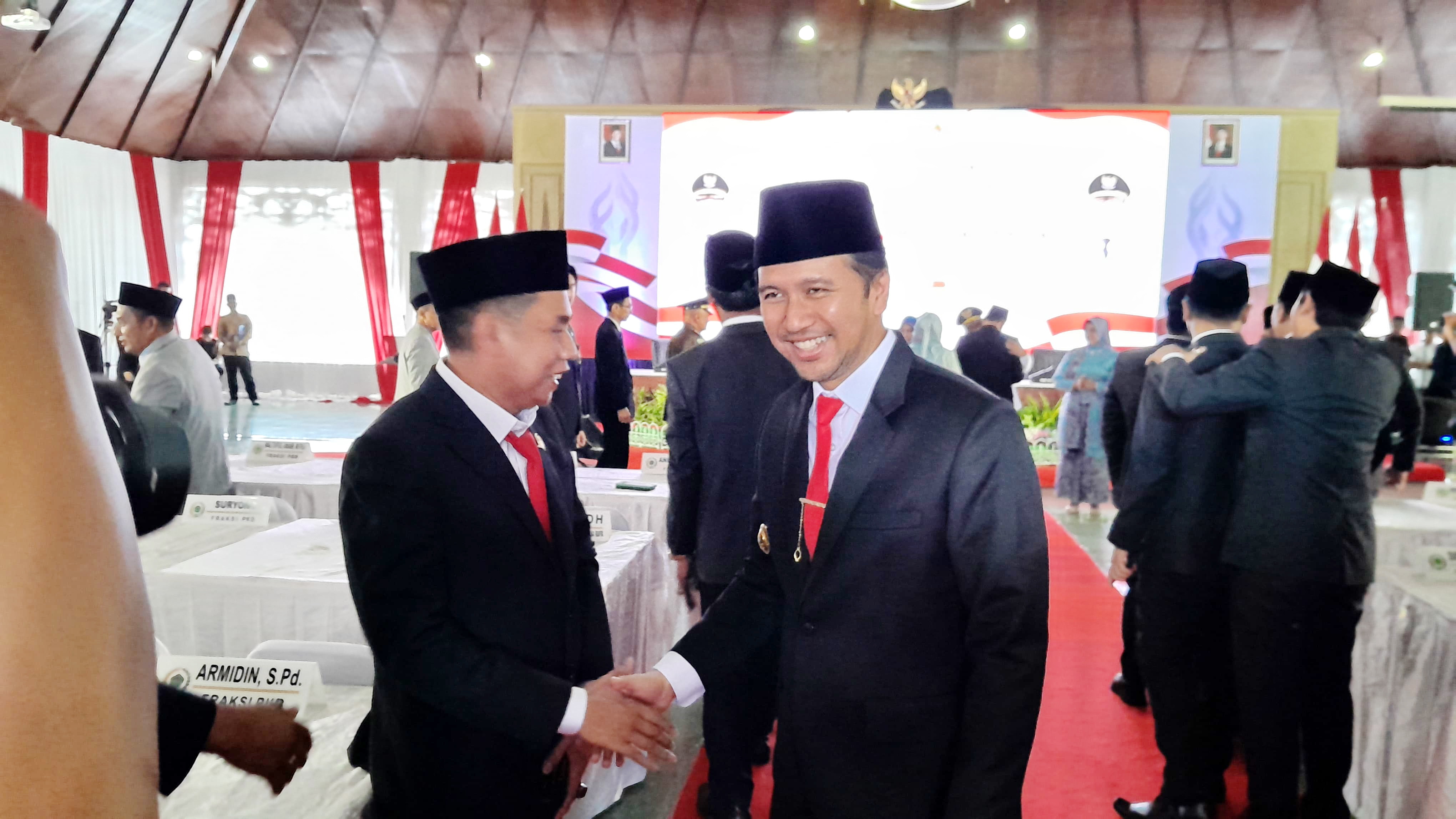 MURAH SENYUM: Wagub Jatim Emil Elestianto Dardak berjabat tangan dengan anggota DPRD Pamekasan usai mengikuti sertijab dan rapat paripurna penyampaian visi-misi bupati dan Wabup Pamekasan.