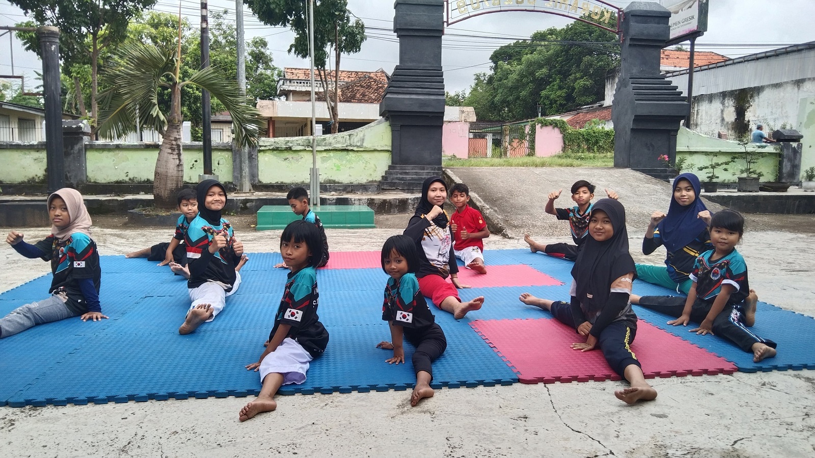 PENUH SEMANGAT: Atlet Dojang TI Koramil Banyuates melakukan latihan bersama di halaman Kantor Koramil Banyuates, Sampang, Jumat (21/3). (UBAIDILLAHIR RAIE/JPRM)