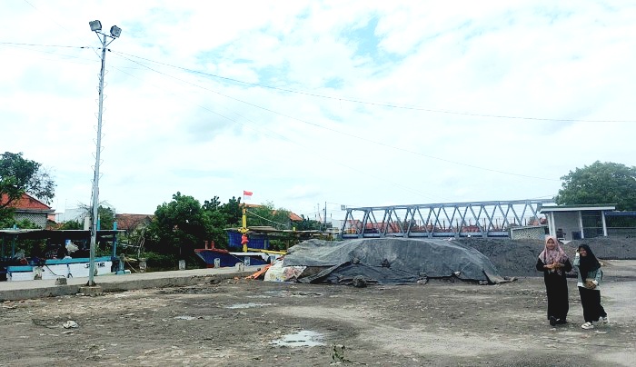 PENYEBERANGAN: Warga berada di area Pelabuhan Tanglok, yang beralamat di Kelurahan Banyuanyar, Kecamatan Sampang, Senin (24/3). (JUNAIDI PONDIYANTO/JPRM)