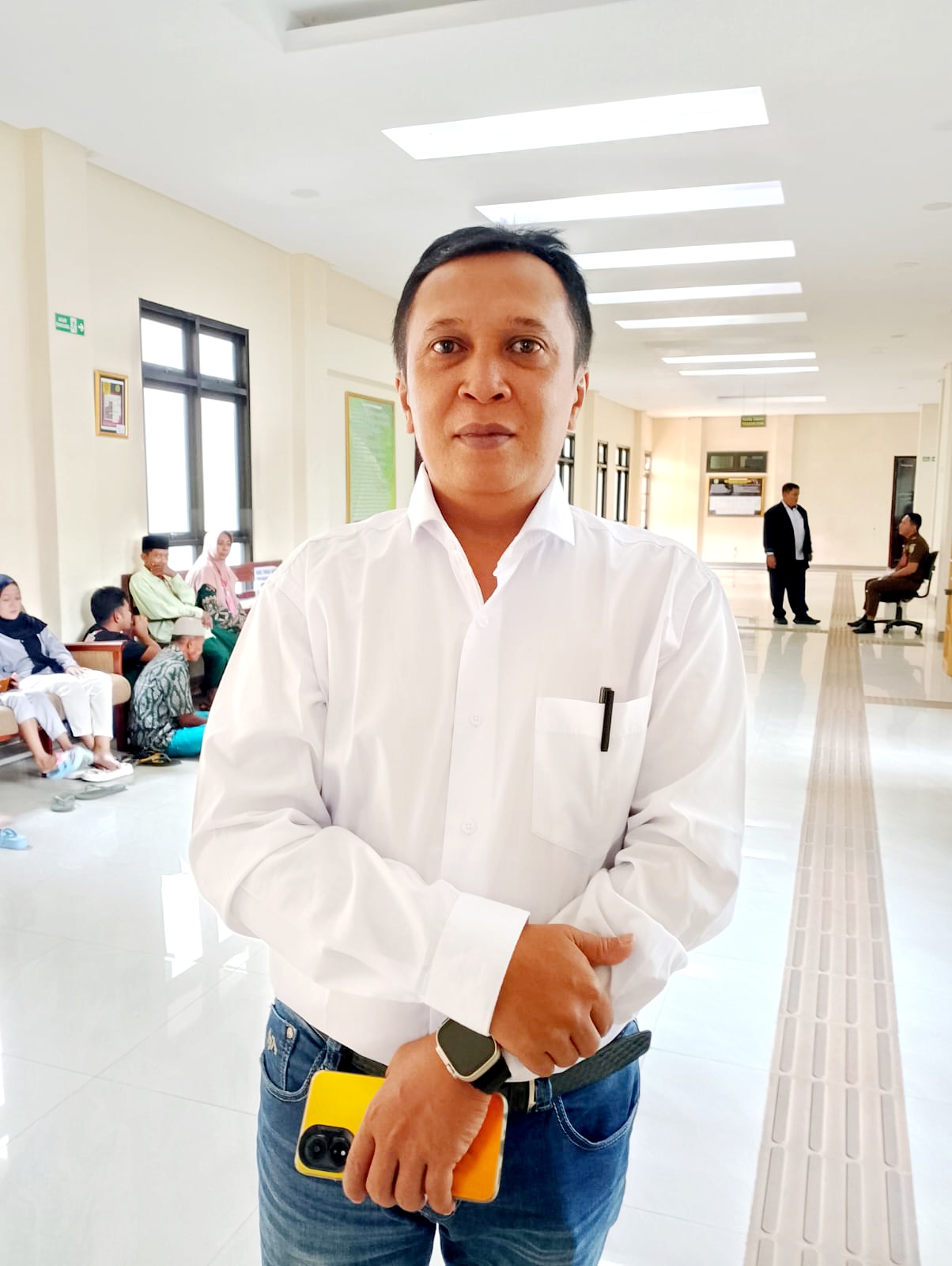 HUKUM: Sutrisno PH terdakwa Makki saat ditemui usai persidangan di PN Sampang, Senin (24/3).