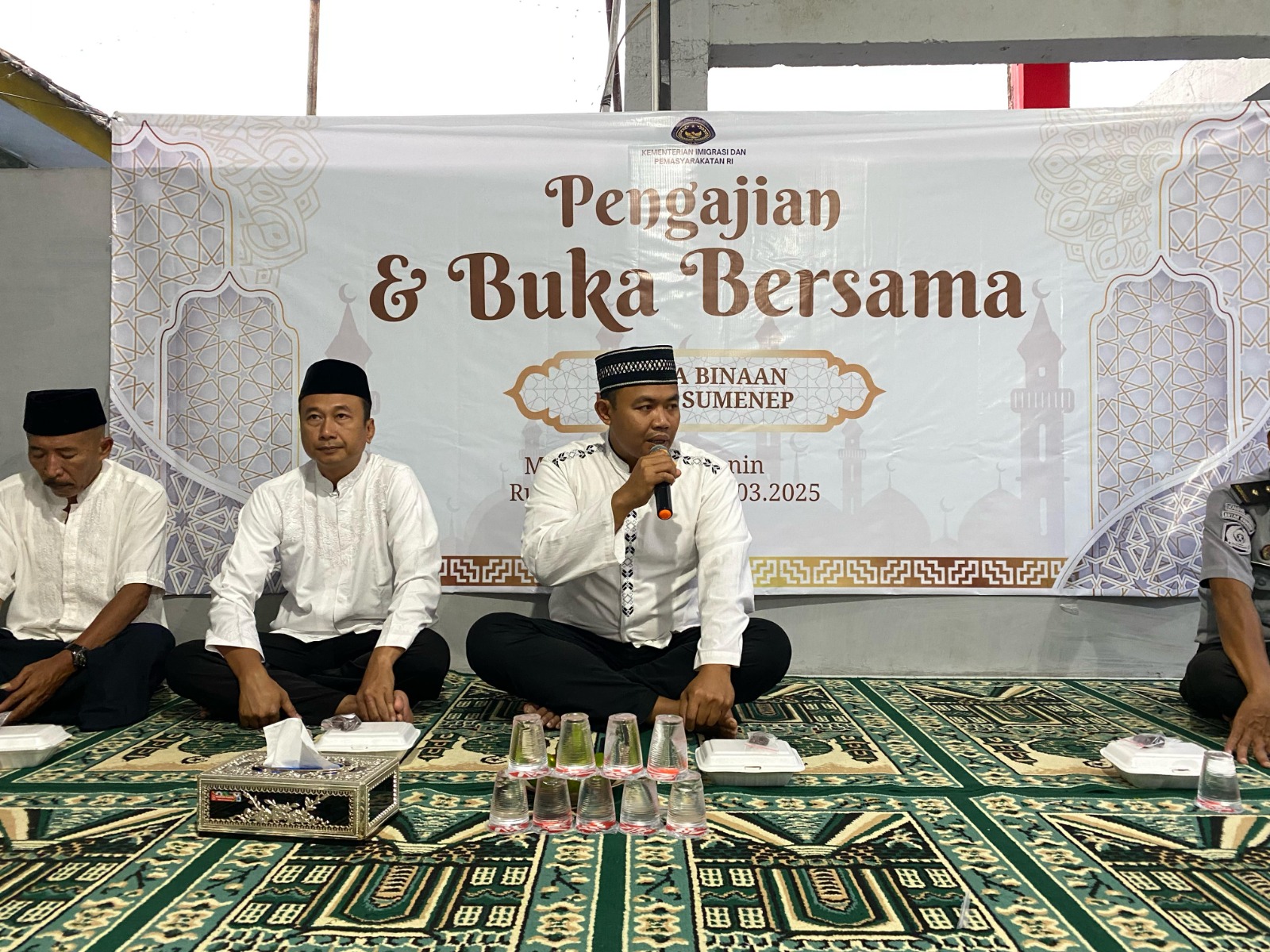 PIMPIN LANGSUNG: Kepala Rutan Sumenep Ridwan Susilo (pegang microfon) saat memberikan sambutan dalam acara pengajian dan buka bersama di kantornya, Senin (24/3).