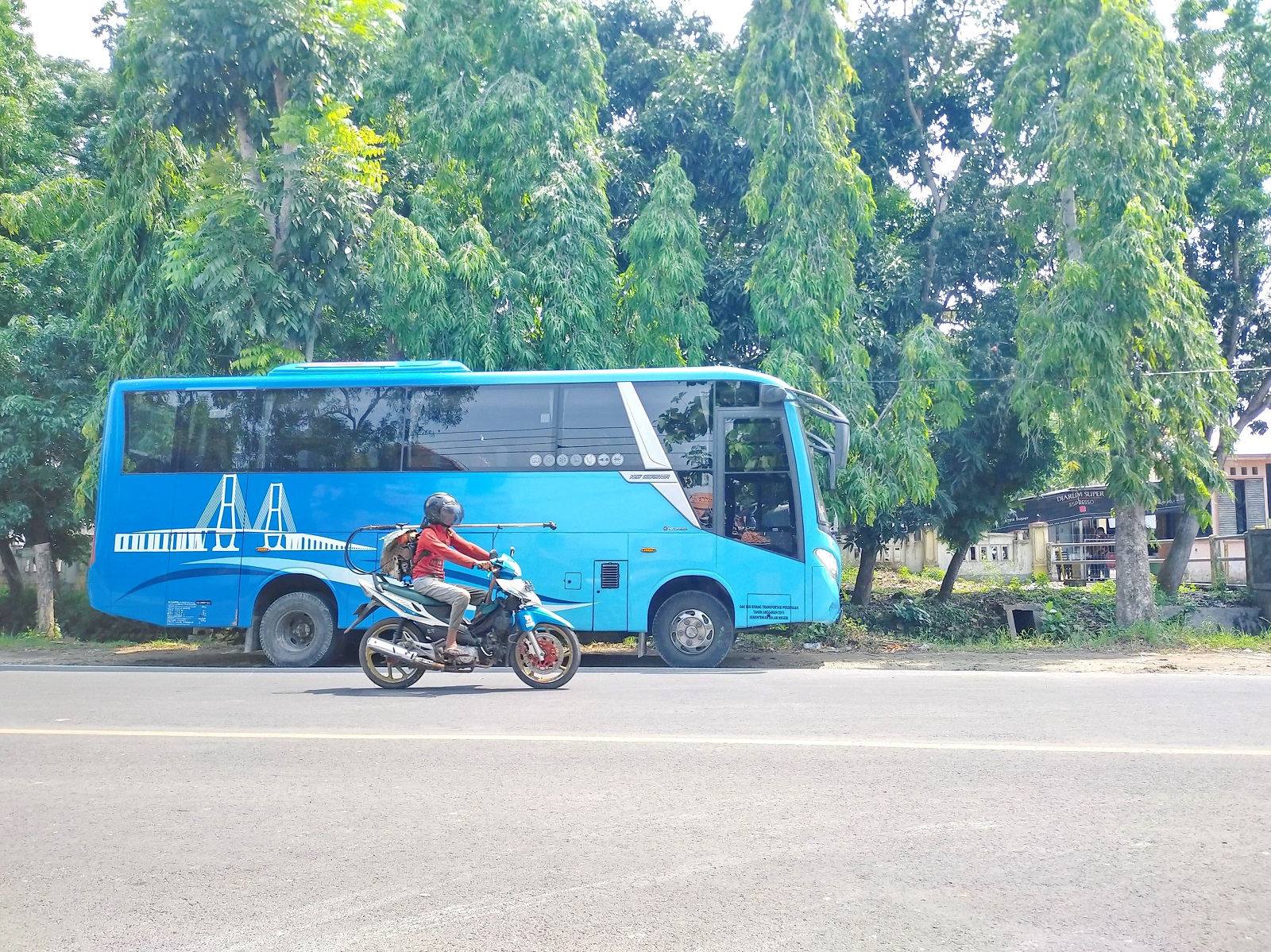 ASET DAERAH: Bus Trans Bangkalan diparkir di Jalan Halim Perdanakusuma, Senin (24/2). (VIVIN AGUSTIN HARTONO/JPRM)