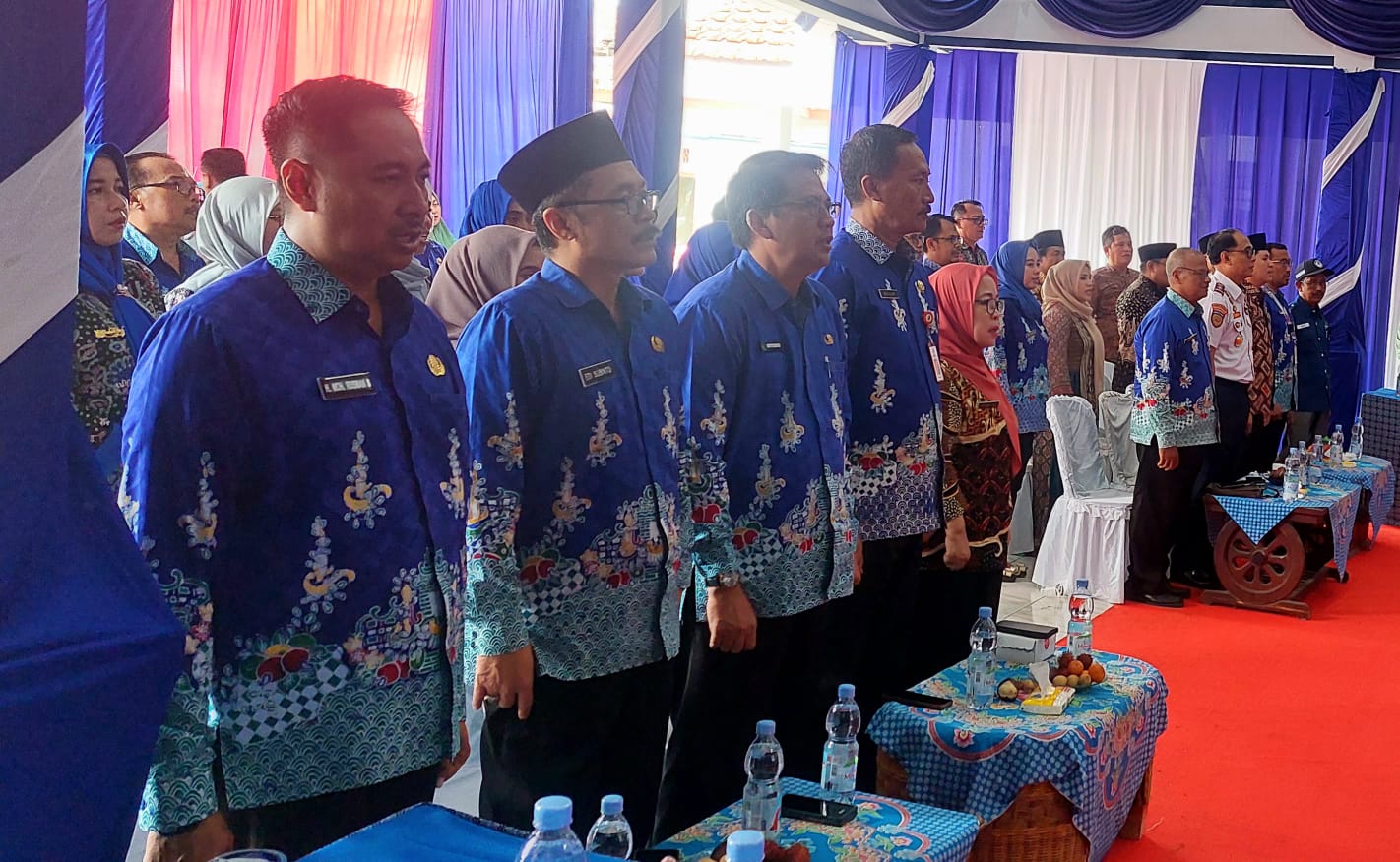 BANYAK OPERASIKAN HP: Pegawai negeri sipil di lingkungan Pemkab Sampang mengikuti kegiatan di Kecamatan Kedungdung, Kamis (6/2). (JUNAIDI PONDIYANTO/JPRM)