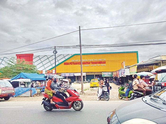 PASAR TRADISIONAL: Pengendara melintas di depan Pasar Tanah Merah, Bangkalan, Jumat (29/11/2024). (IMAMUDIN/JPRM)