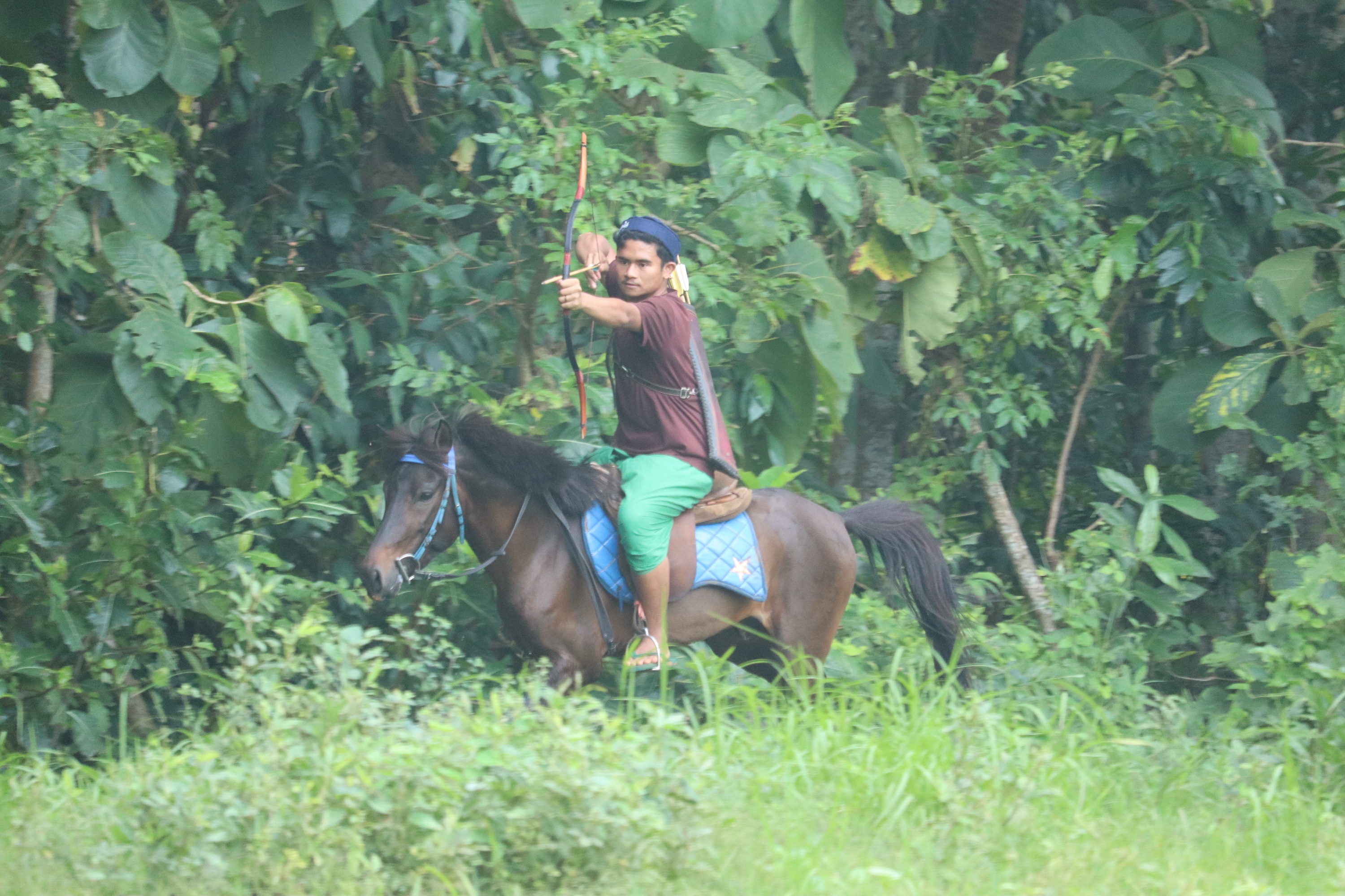 FOKUS: Santri berlatih memanah di lapangan Ponpes Cendana Mubarok, Minggu (9/3). (PONPES CENDANA MUBAROK UNTUK JPRM)