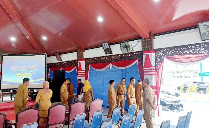 ABDI NEGARA: Sejumlah pimpinan OPD di lingkungan Pemkab Sampang berada di Pendopo Trunojoyo, Senin (10/3). (JUNAIDI PONDIYANTO/JPRM)