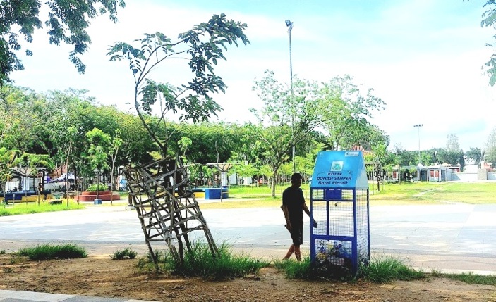 DISALAHGUNAKAN: Warga berada di sekitar kotak donasi sampah botol plastik di Alun-Alun Trunojoyo, Sampang, Selasa (25/3). (JUNAIDI PONDIYANTO/JPRM)