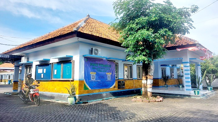 SEPI: Seorang pegawai berada di sekitar posko pengaduan THR di kantor Dinas Tenaga Kerja Sampang Selasa (25/3). (JUNAIDI PONDIYANTO/JPRM)