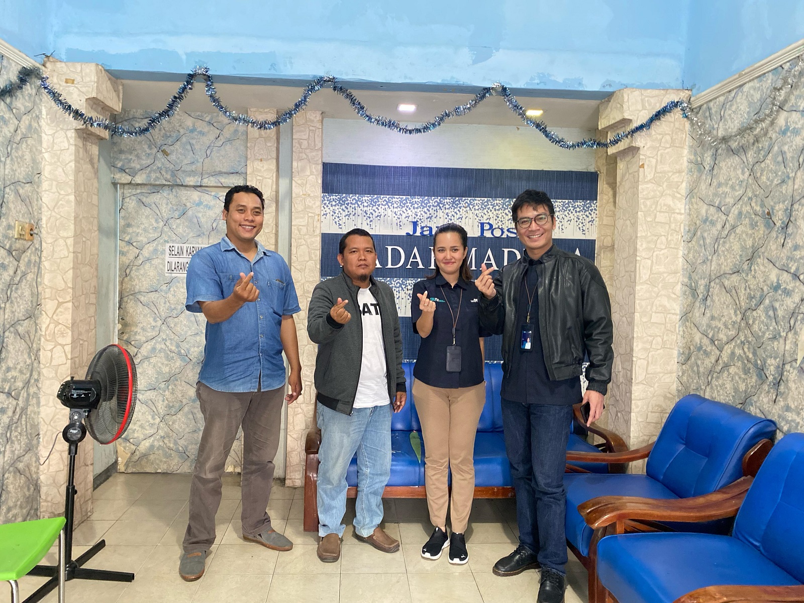 JALIN SINERGI: Dari kiri, Account Executive (AE) Biro Pamekasan, Kabiro Pamekasan, Branch Manager PT Taspen Pamekasan dan Finance Section Head foto bersama di kantor JPRM Biro Pamekasan Selasa (25/3).