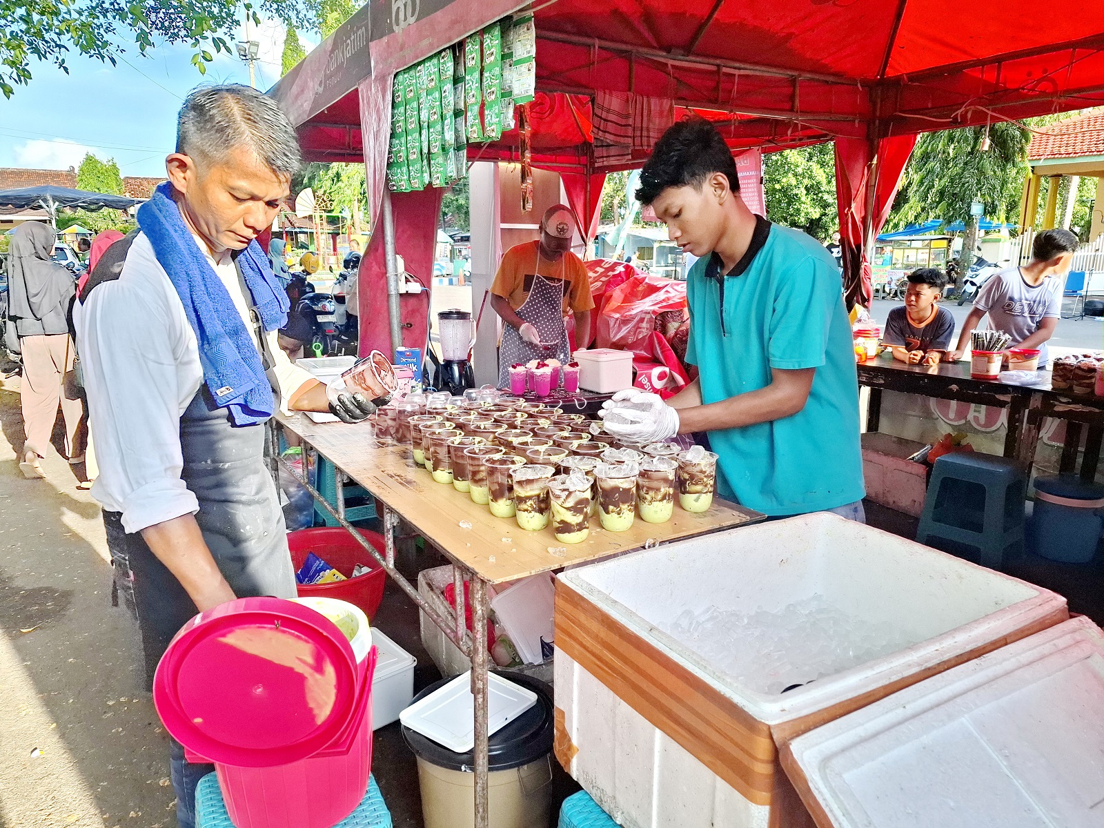 LARIS MANIS: Masyarakat membeli minuman di area Festival Bazar Takjil Ramadan di depan Labang Mesem Sumenep Selasa (25/3). (MOH. LATIF/JPRM)