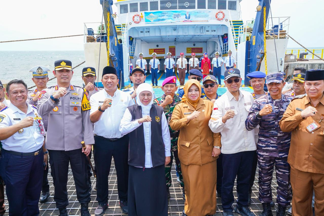 KOMPAK: Kadishub Jatim Nyono mendampingi Gubernur Khofifah Indar Parawansa memberangkatkan ratusan pemudik gratis melalui kapal laut di Pelabuhan Jangkar, Situbondo, Senin (24/3).