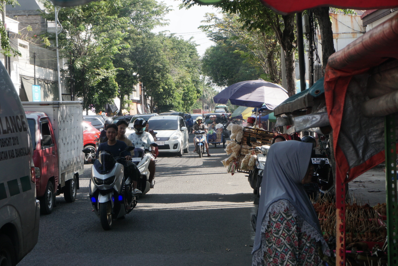 TERSENDAT: Kondisi arus lalu lintas di Jalan Panglima Sudirman, Bangkalan, mengalami kemacetan Rabu (26/3). (VIVIN AGUSTIN HARTONO/JPRM)