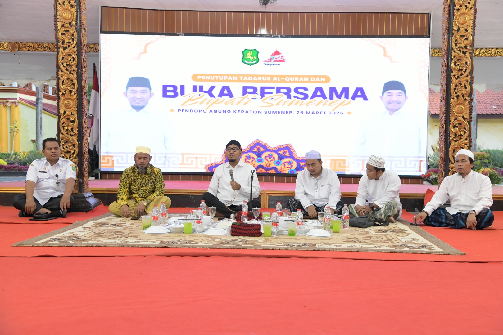 BERWIBAWA: Bupati Sumenep Achmad Fauzi Wongsojudo bersama ulama menyampaikan sambutan dalam penutupan Tadarus Al-Qur&rsquo;an Ramadan di Pendopo Agung Keraton Sumenep, Rabu (26/3). (PROKOPIM SUMENEP)