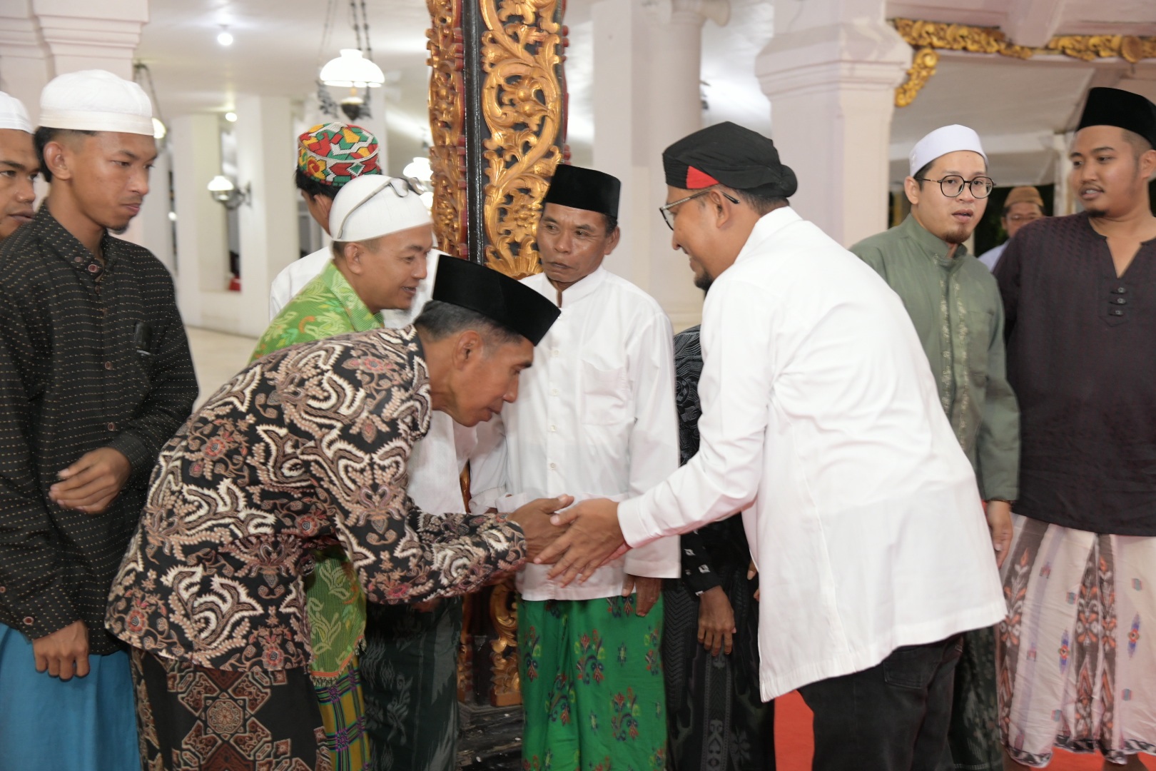 RAMAH: Bupati Sumenep Achmad Fauzi Wongsojudo (pakai belangkon) menyambut undangan penutupan Tadarus Al-Qur&rsquo;an Ramadan di Pendopo Agung Keraton, Rabu (26/3).
