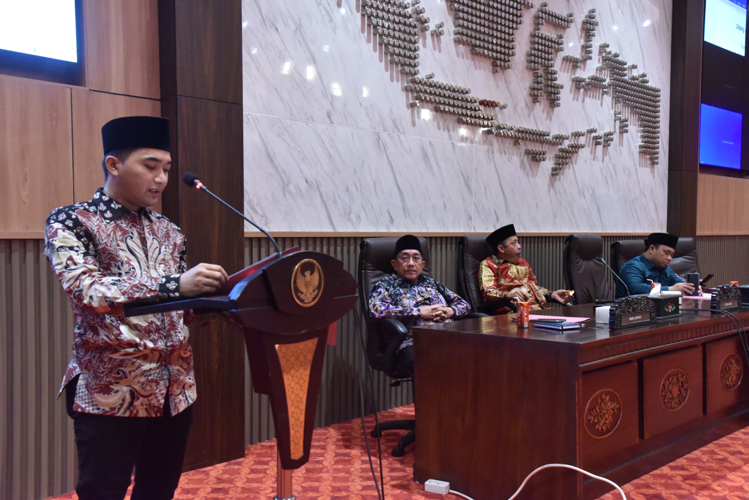 FOKUS: Juru Bicara Pansus LKPj Abd. Rahman menyampaikan laporan pansus DPRD pada LKPj bupati Sumenep tahun anggaran 2024 di gedung dewan, Selasa (25/3). (DPRD UNTUK JPRM)