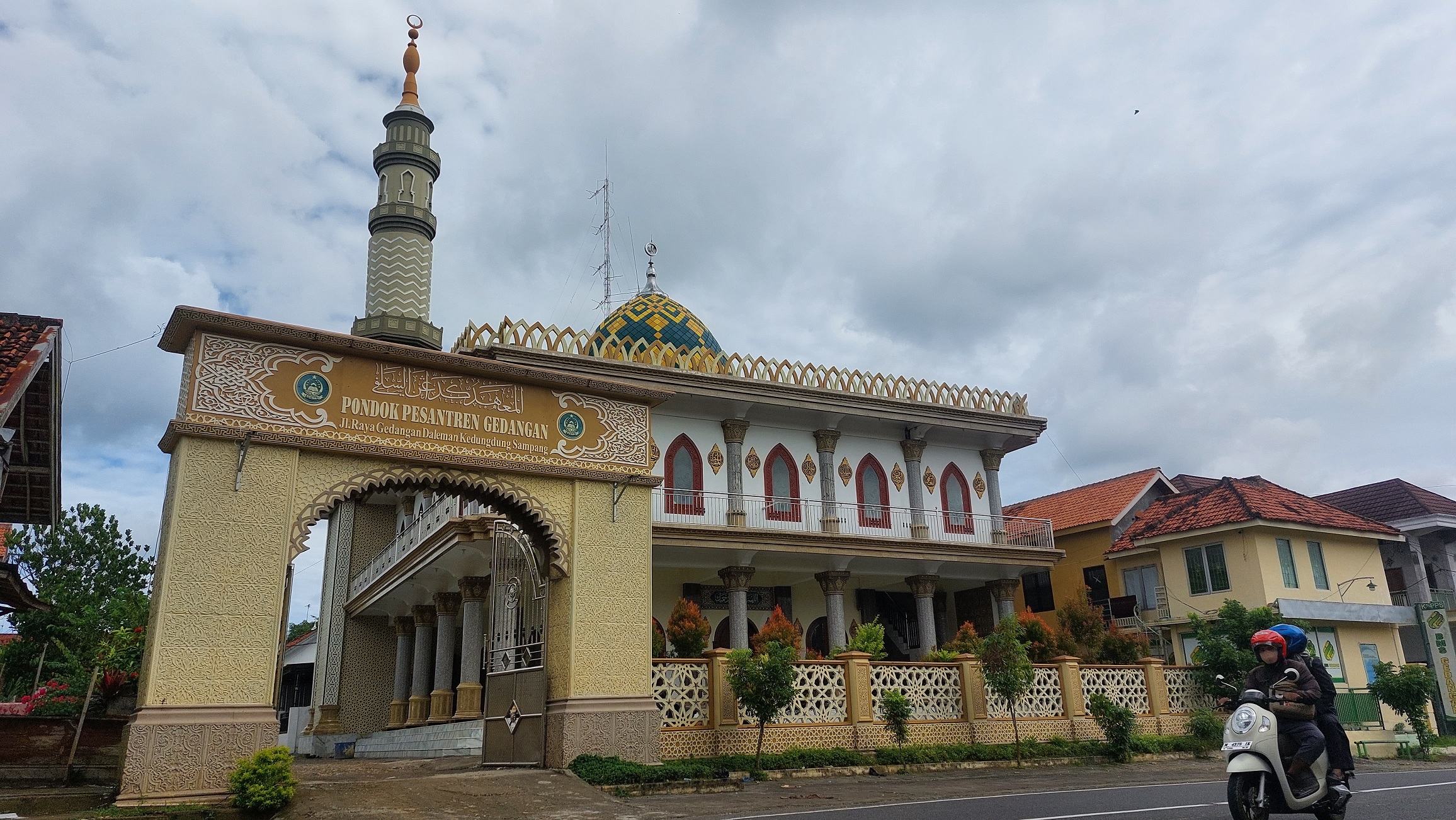 MEGAH: warga berada di depan masjid Ponpes Gedangan, Desa Daleman, Kecamatan Kedungdung, Sampang. (JUNAIDI PONDIYANTO/JPRM)