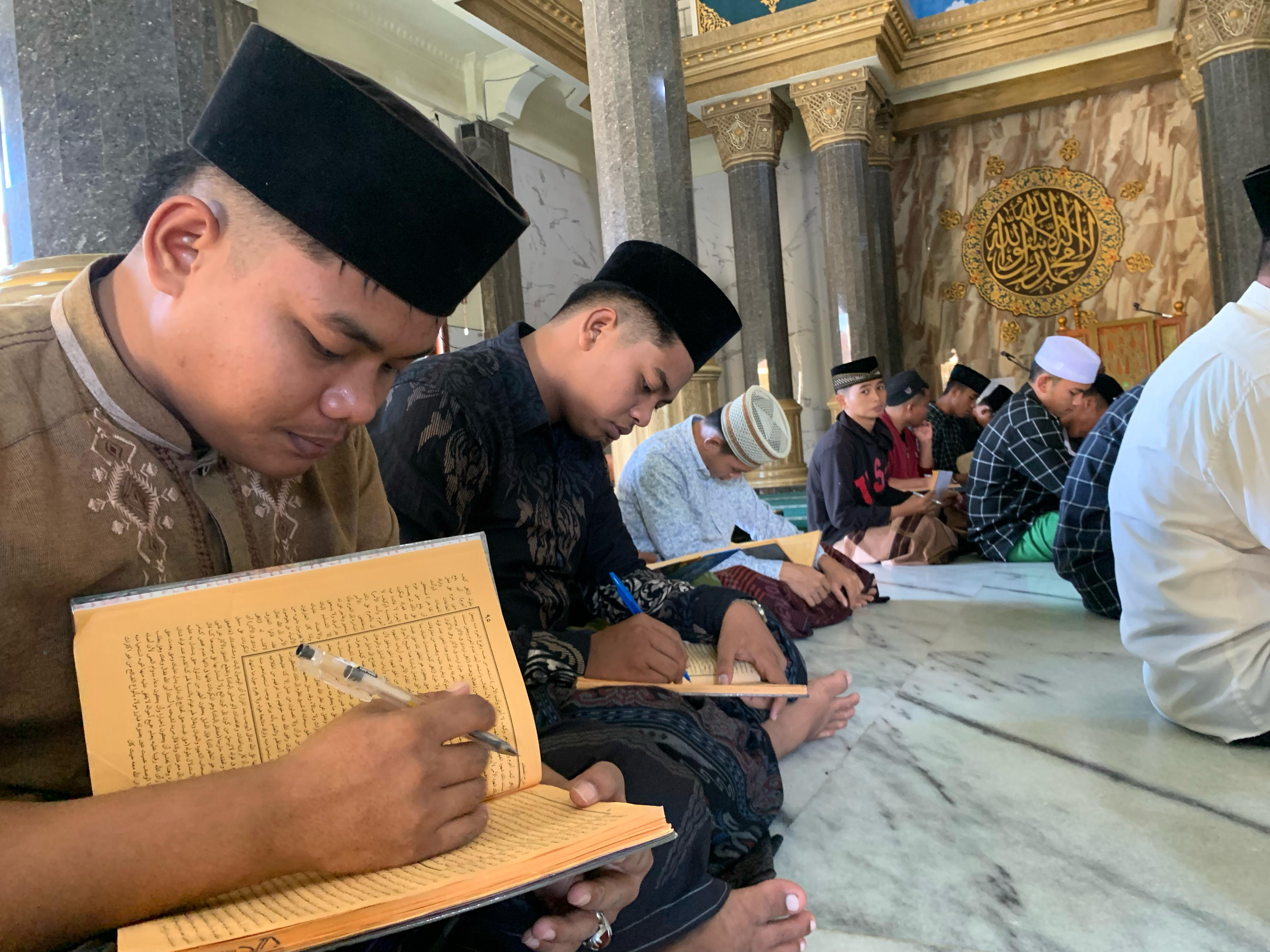 ANTUSIAS: Santri mengikuti kajian kitab di masjid Ponpes Gedangan, Desa Daleman, Kecamatan Kedungdung, Sampang. (PONPES GEDANGAN UNTUK JPRM)
