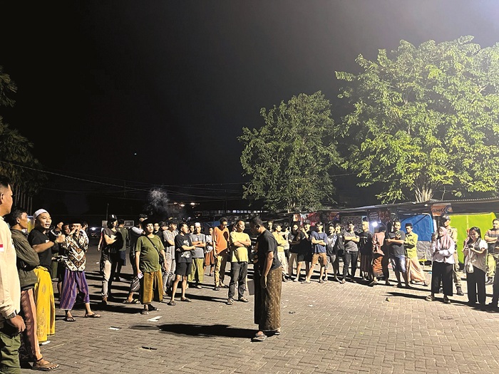 DITOLAK: Warga mendatangi lokasi eks Stasiun PJKA di Jalan Trunojoyo Pamekasan, Rabu (26/3) malam. (MOH. IQBAL AFGANI/JPRM)