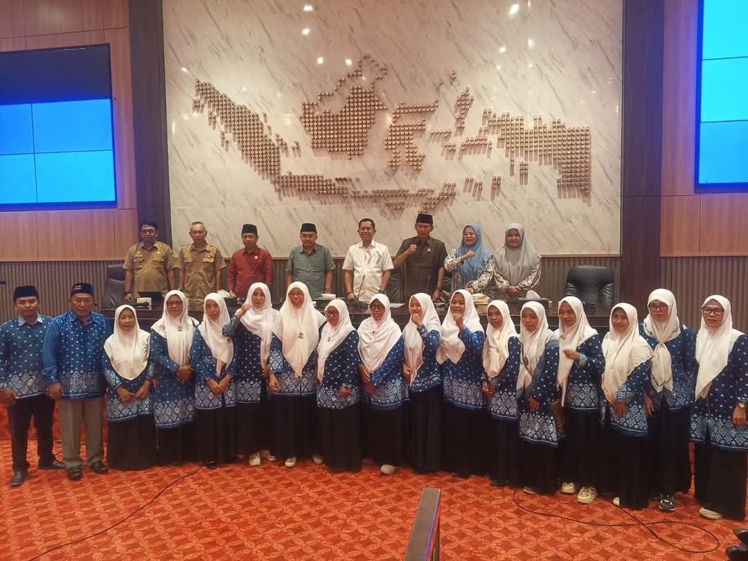 KEBERSAMAAN: Anggota Komisi IV DPRD Sumenep berfoto dengan guru yang tergabung dalam Himpaudi setelah melaksanakan audiensi di kantor dewan, Selasa (25/3). (DPRD UNTUK JPRM)