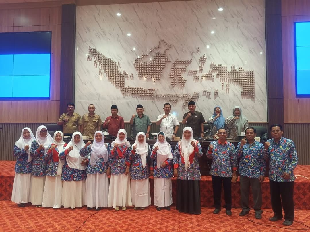 PENDIDIK: Anggota Komisi IV DPRD Sumenep berfoto bersama guru yang tergabung dalam IGTKI setelah audiensi di kantor dewan, Selasa (25/3). (DPRD UNTUK JPRM)