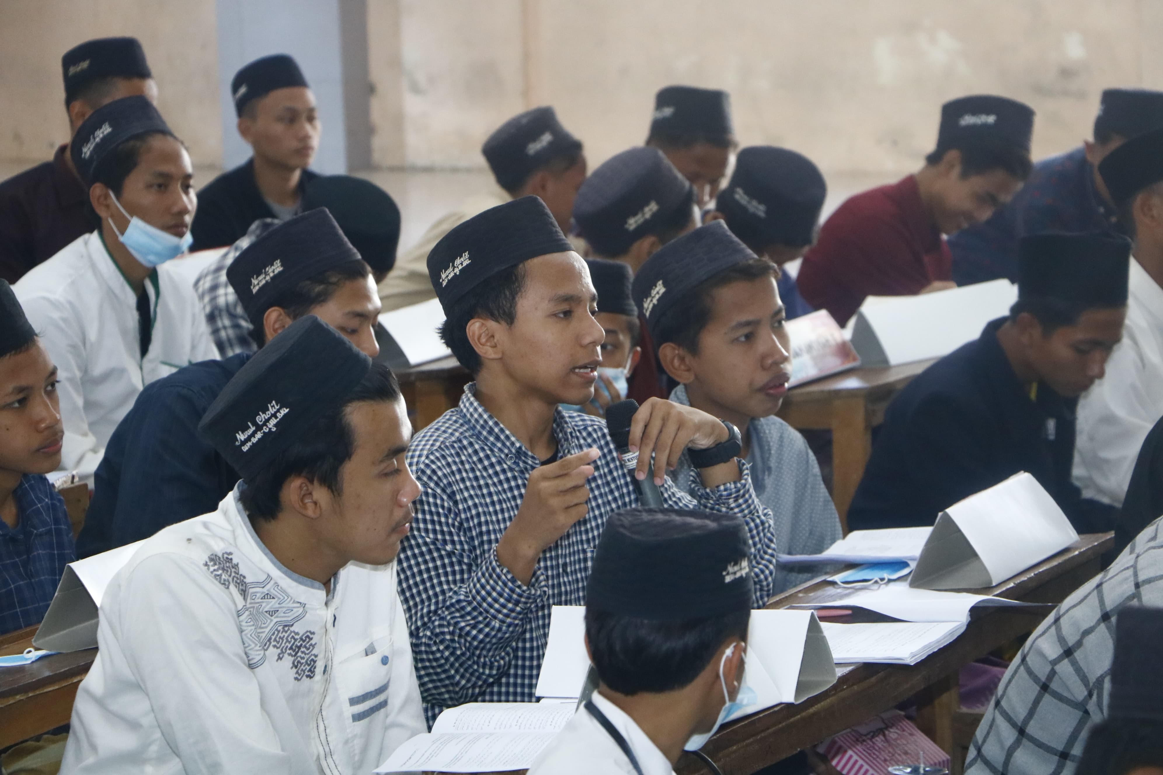 ANTUSIAS: Sejumlah santri mengikuti kegiatan bahtsul masail di Ponpes Nurul Cholil Bangkalan. (NURUL CHOLIL UNTUK JPRM)
